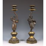 Frankrijk, paar bronzen deels vergulde en gepatineerde éénlichts kandelaars, Chinoisserie, Charles X