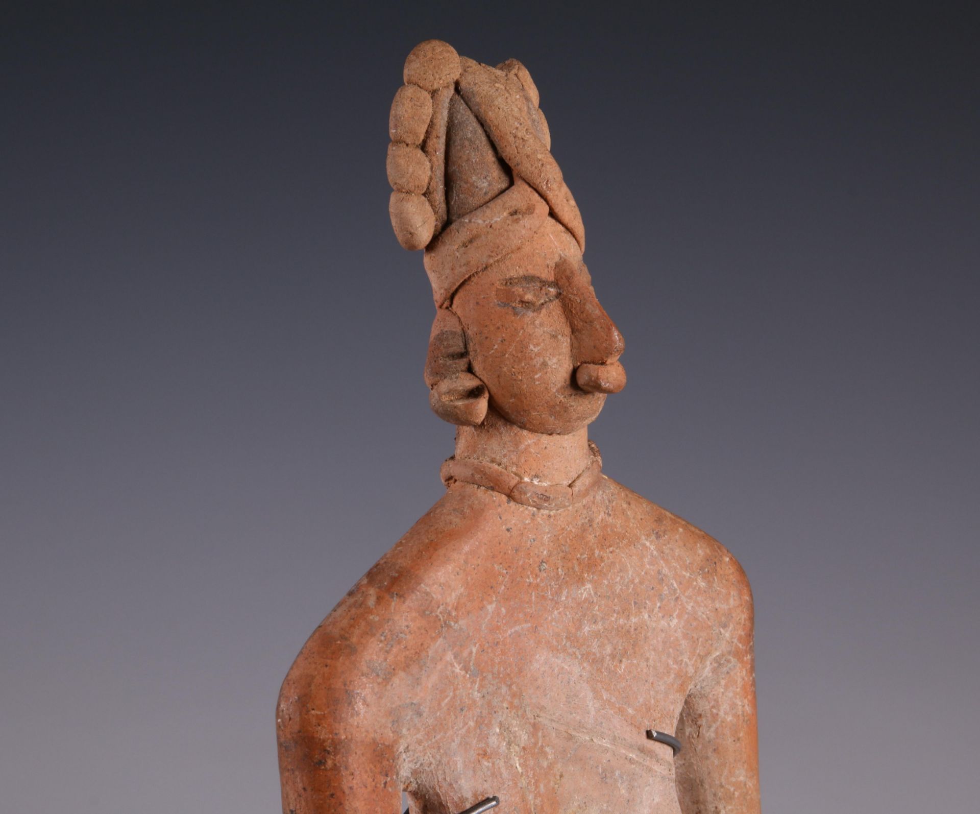 Mexico, Colima, standing slab figure and a smaller slab figure and Mexico, Nayarit, a seated figure, - Bild 7 aus 8