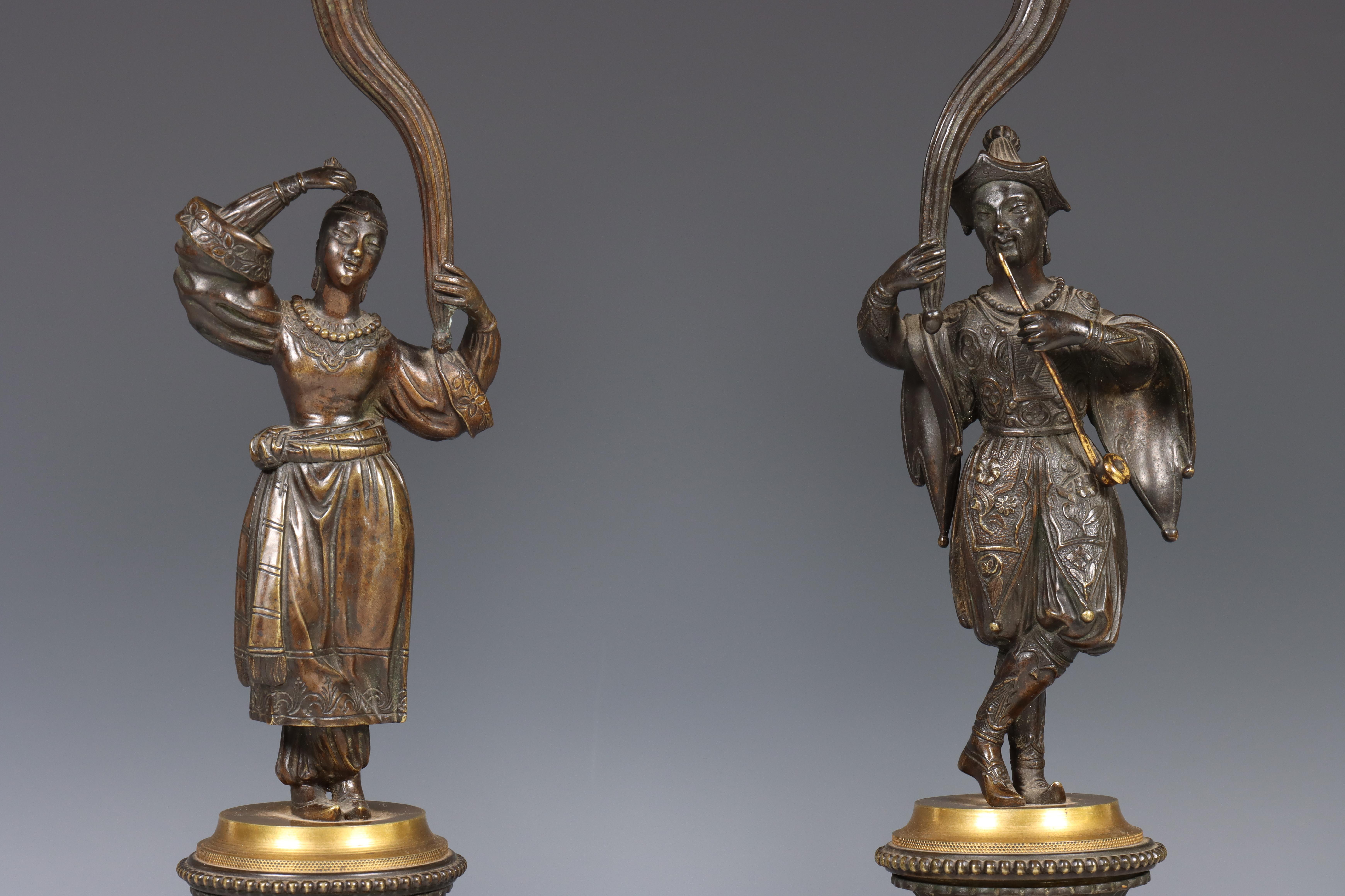 Frankrijk, paar bronzen deels vergulde en gepatineerde éénlichts kandelaars, Chinoisserie, Charles X - Image 3 of 6