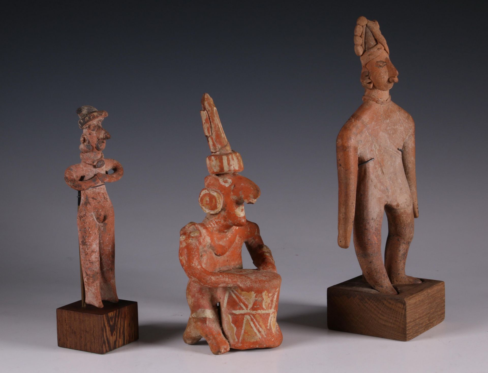 Mexico, Colima, standing slab figure and a smaller slab figure and Mexico, Nayarit, a seated figure, - Bild 5 aus 8