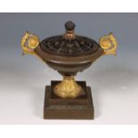 Frankrijk, zwart gepatineerde en deels vuurvergulde bronzen parfumbrander, empire, 19e eeuw.
