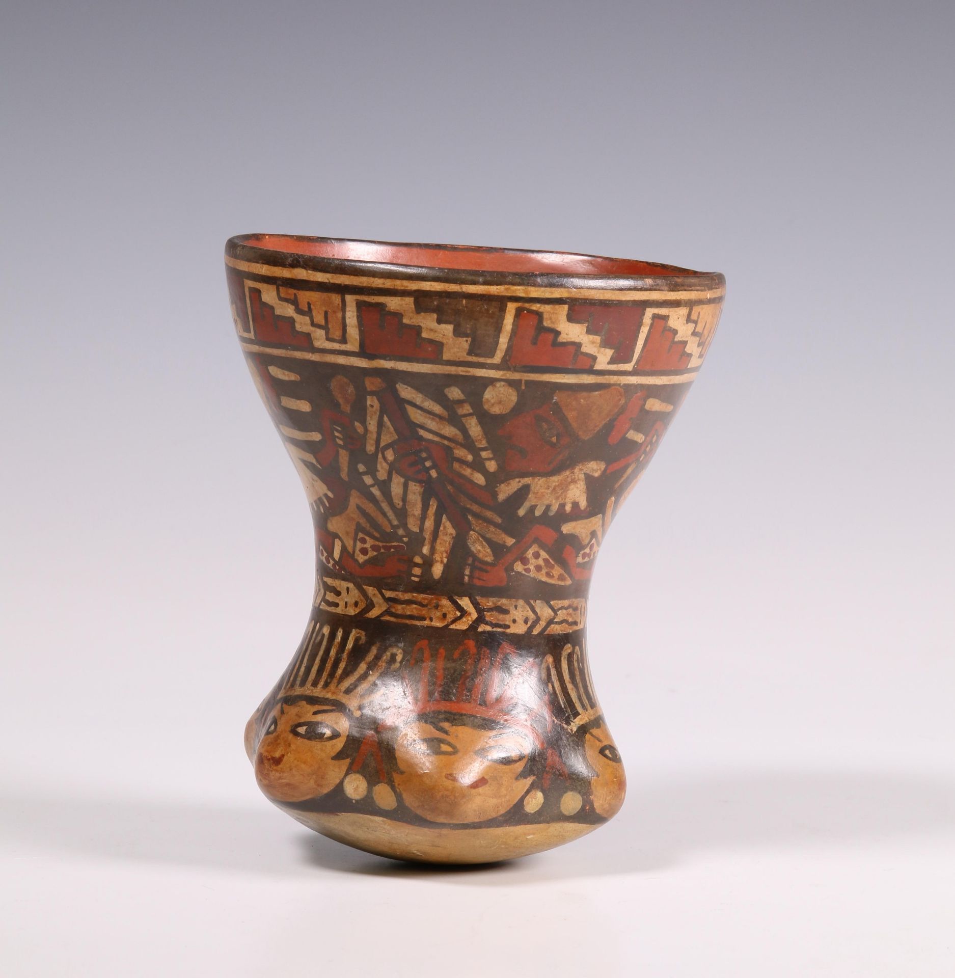 Peru, Nazca, terracotta hourglass shaped vase, ca. 200-400 AD, - Bild 3 aus 6