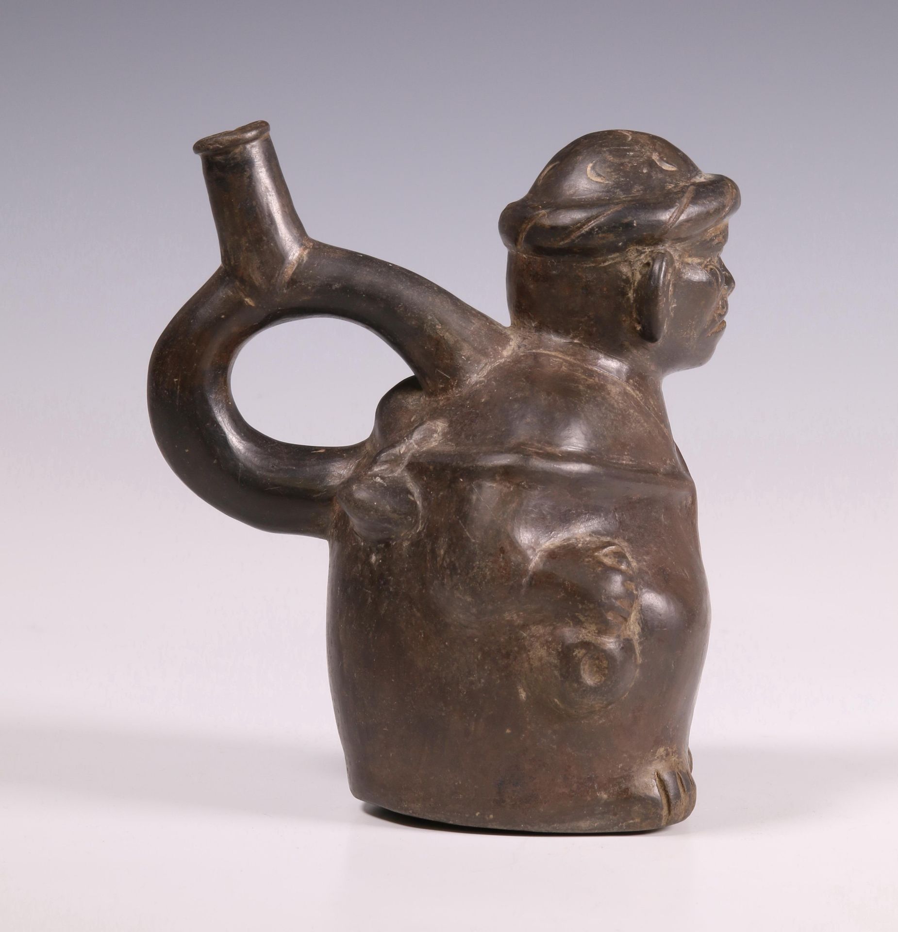 Peru, Moche-Lambayeque, a black terracotta stirrup- pout vessel, ca. 800-1200 AD, - Bild 5 aus 7