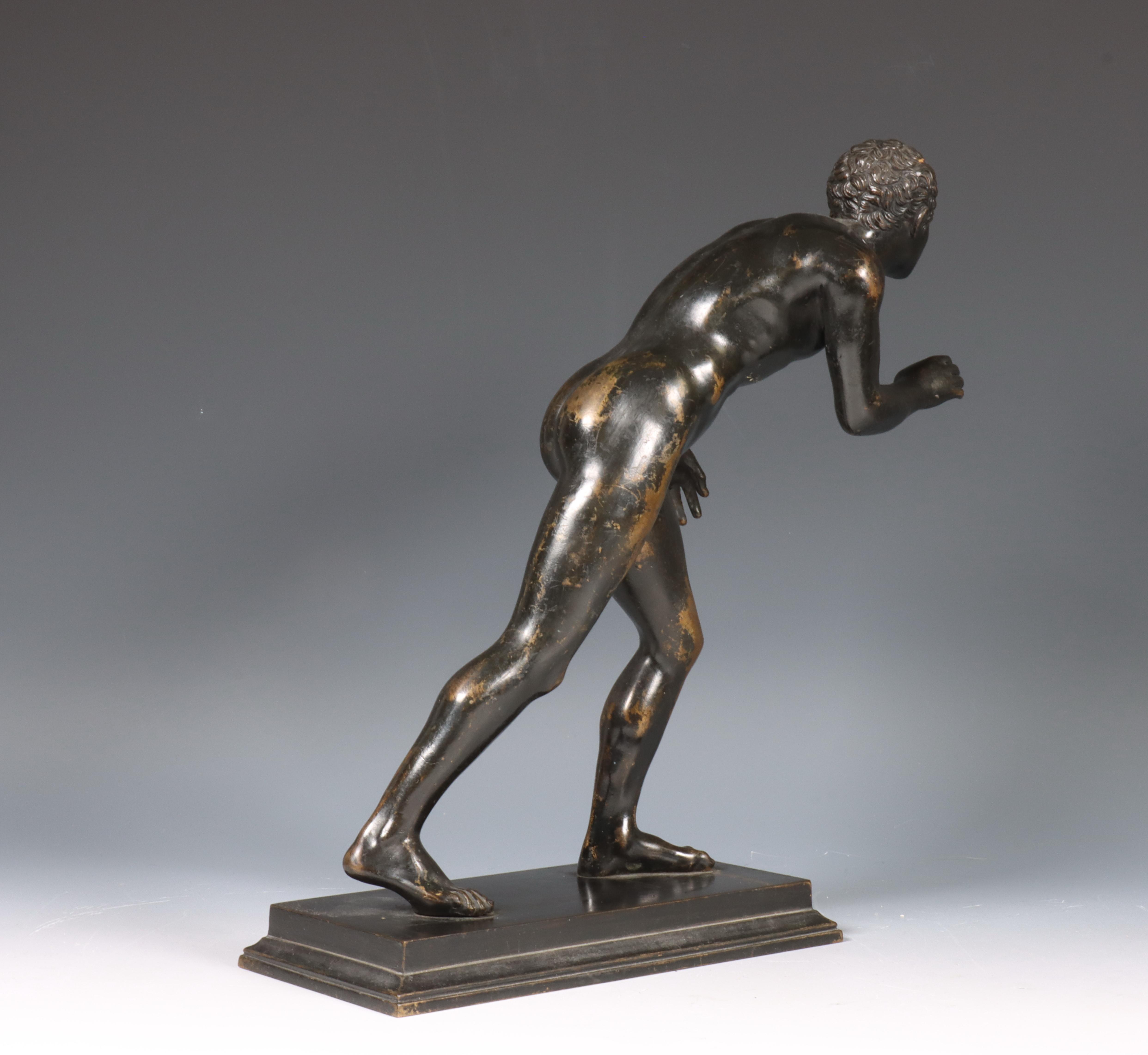 Italië, zwart gepatineerde bronzen Grand Tour sculptuur, 'Griekse atleet, 1907. - Image 6 of 7