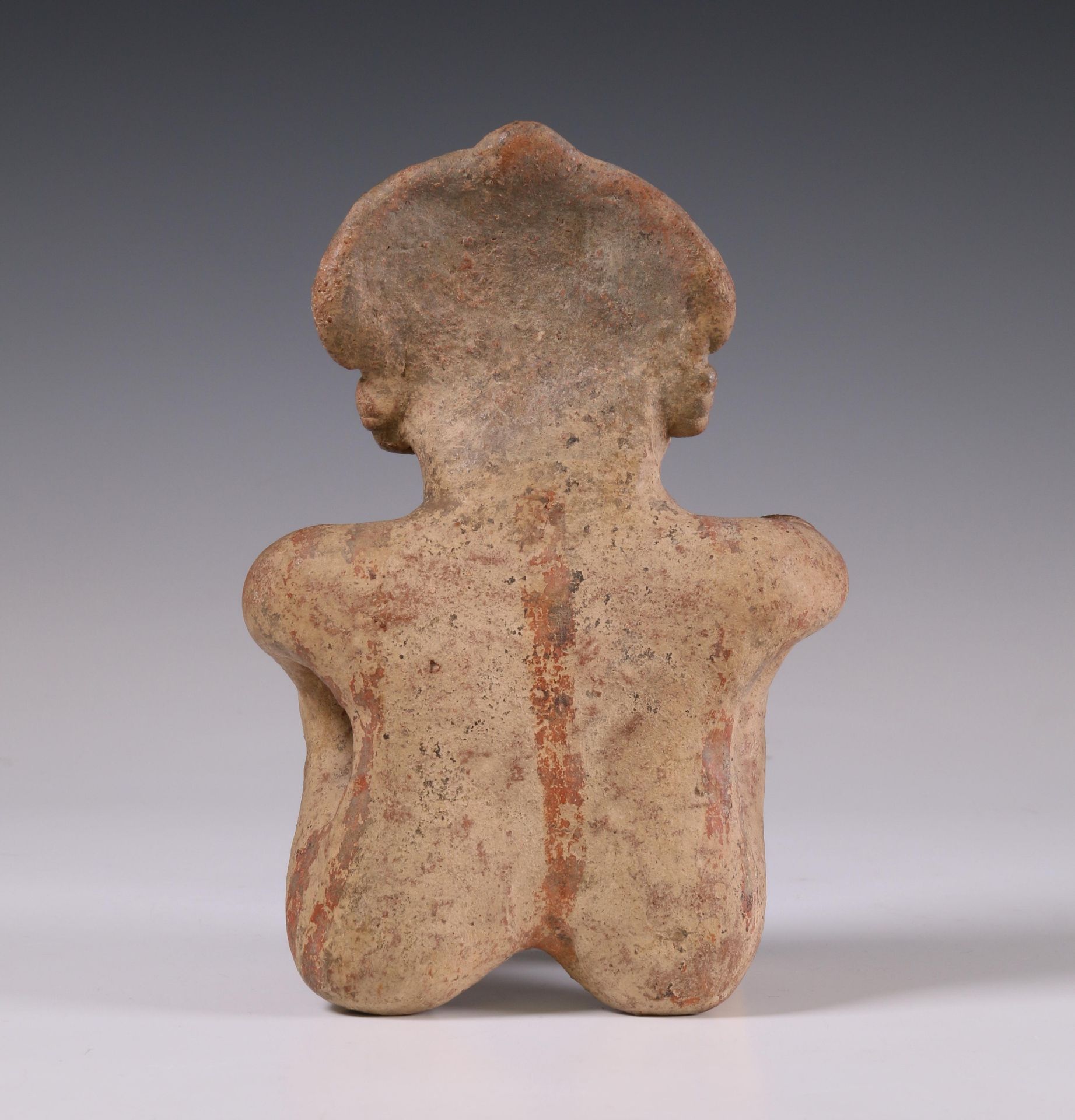 West-Mexico, Nayarit, terracotta seated figure with crossed arms in Chinesco style, 200 BC - 100 AD. - Image 7 of 7