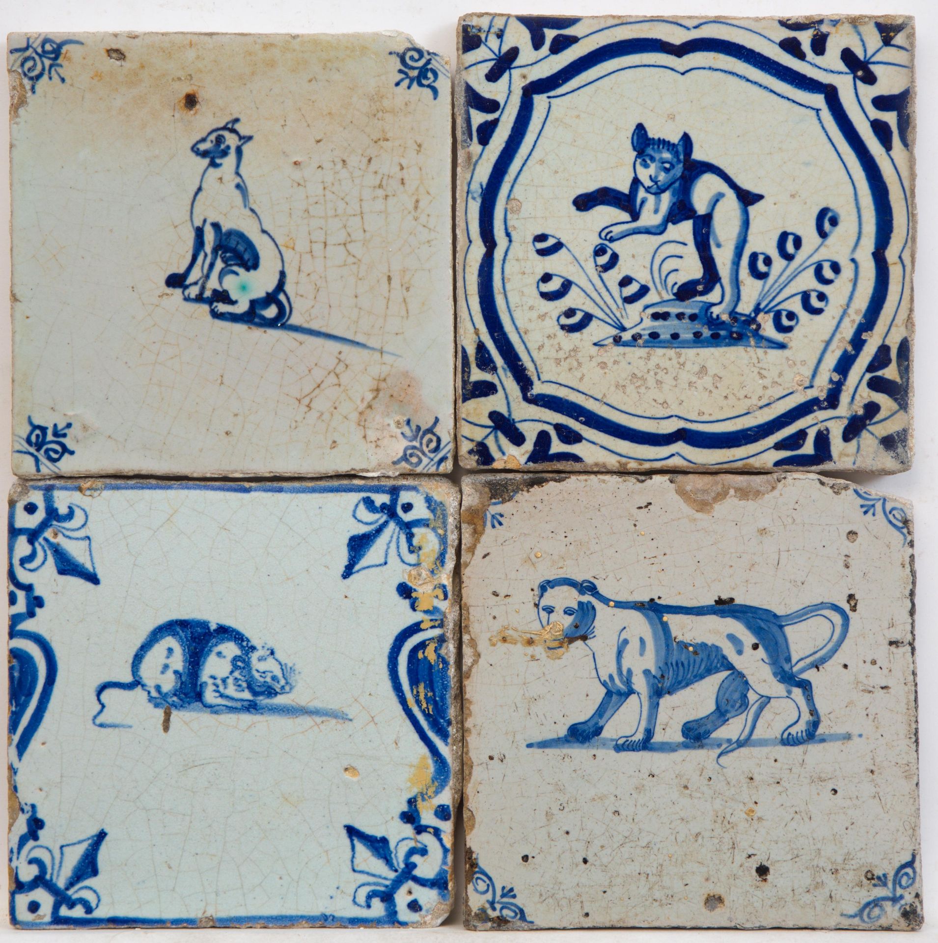 Vier diverse blauw aardewerk dierendecortegels, 17e eeuw;