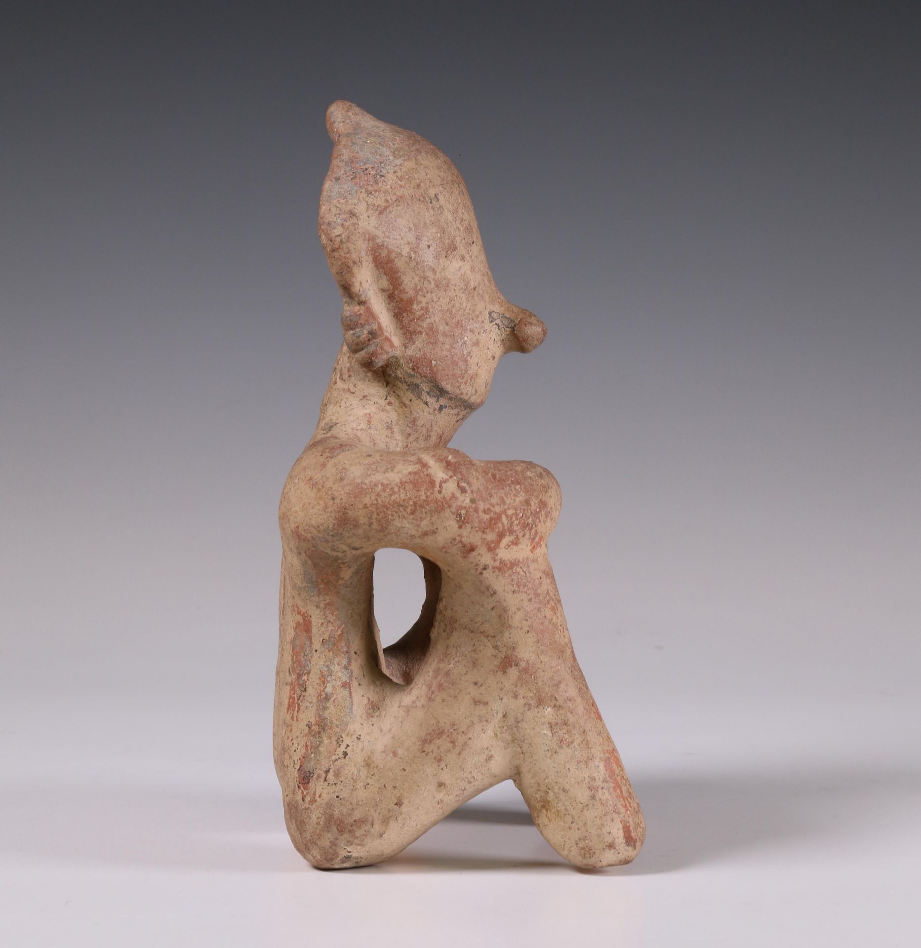 West-Mexico, Nayarit, terracotta seated figure with crossed arms in Chinesco style, 200 BC - 100 AD. - Image 6 of 7