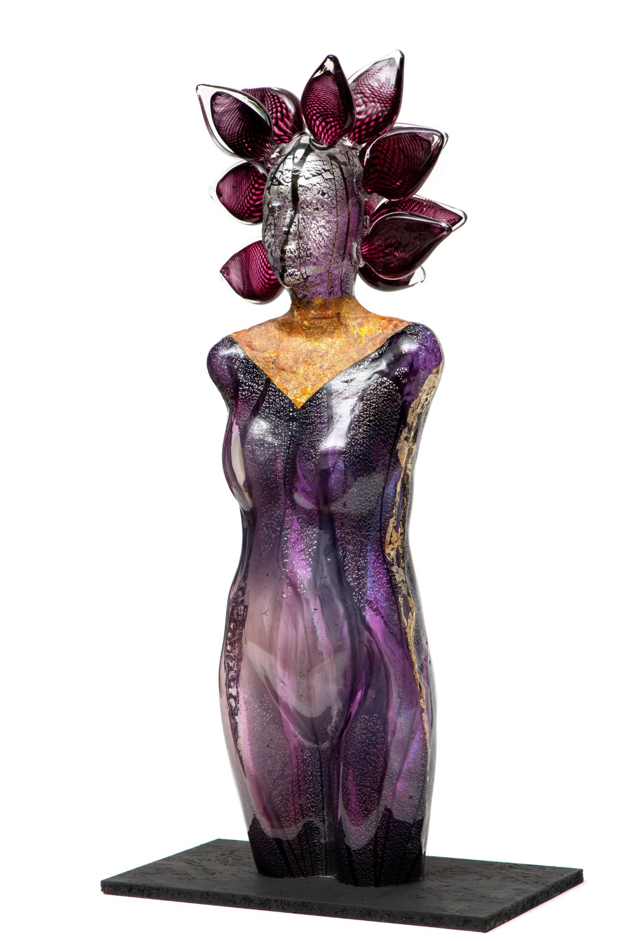 Richard Price (1960), paars glazen sculptuur van vrouw met hoofdtooi.