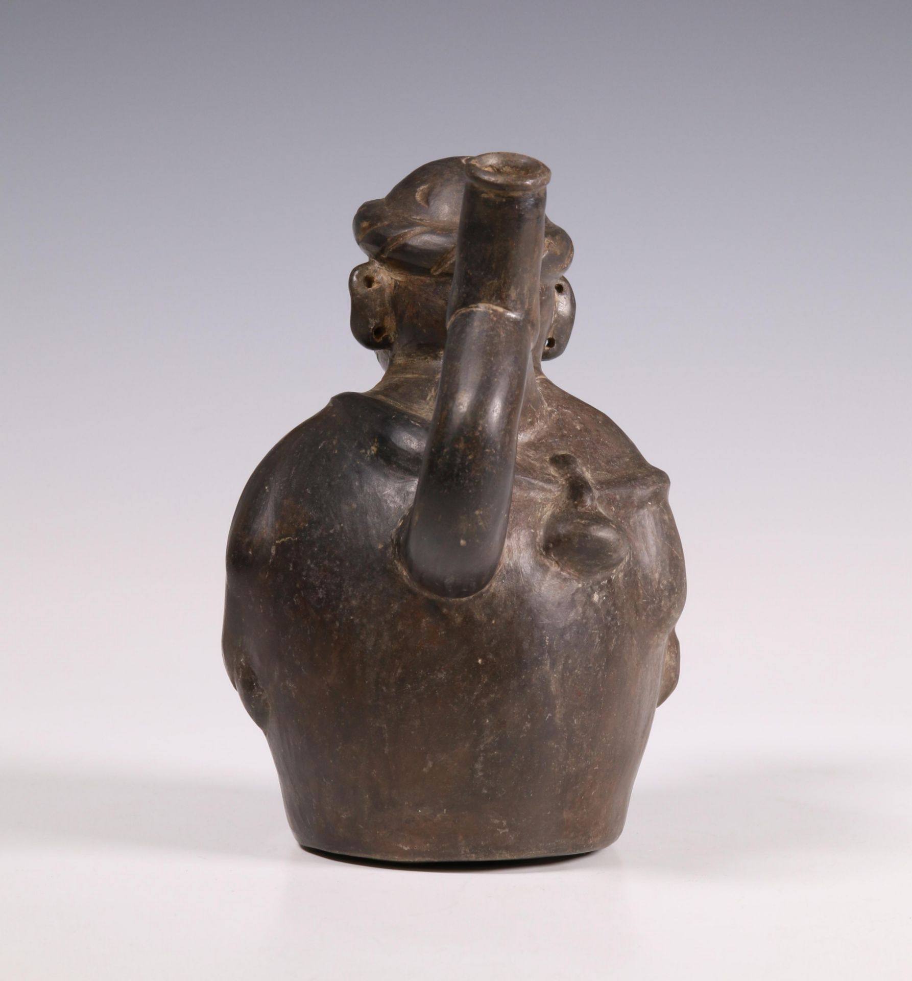 Peru, Moche-Lambayeque, a black terracotta stirrup- pout vessel, ca. 800-1200 AD, - Bild 6 aus 7