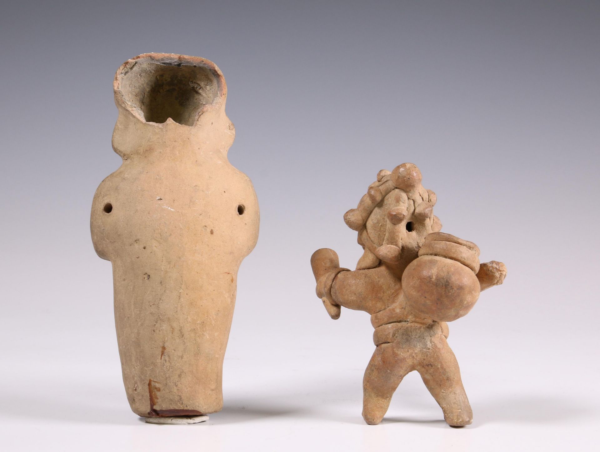 Maya, terracotta figure, ca. 600-900 and a Mexican antique earthenware sculpture of a standing femal - Image 4 of 5