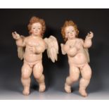 Italië, paar gestoken houten en polychroom geschilderde putto, Barok, 18e eeuw.