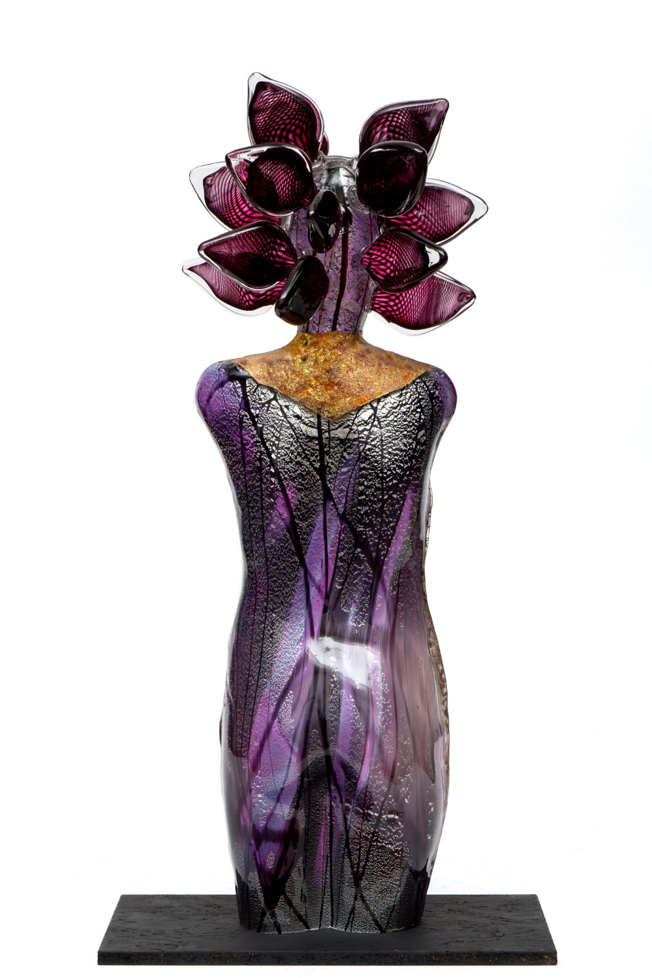 Richard Price (1960), paars glazen sculptuur van vrouw met hoofdtooi. - Image 4 of 4