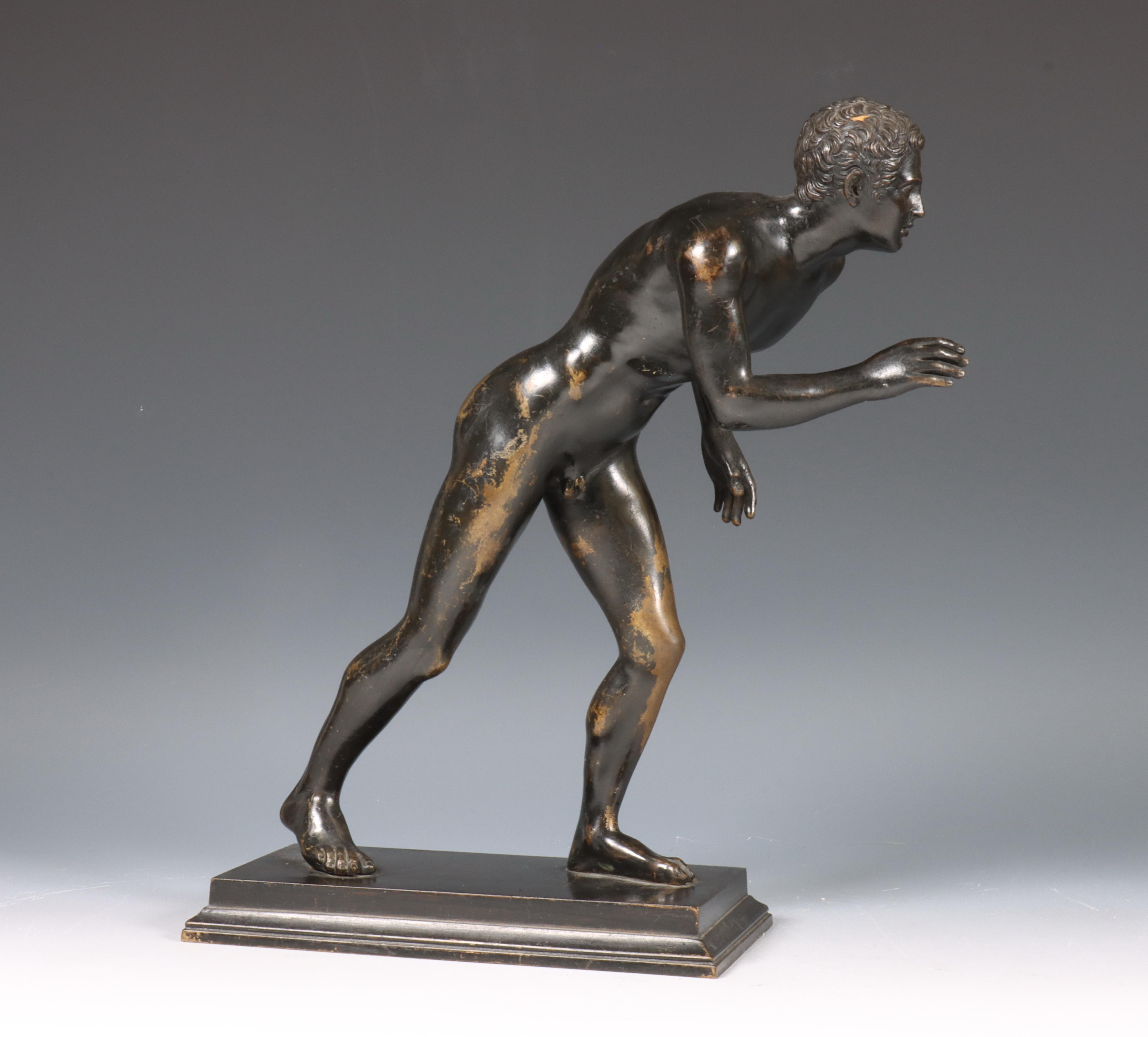 Italië, zwart gepatineerde bronzen Grand Tour sculptuur, 'Griekse atleet, 1907. - Image 7 of 7