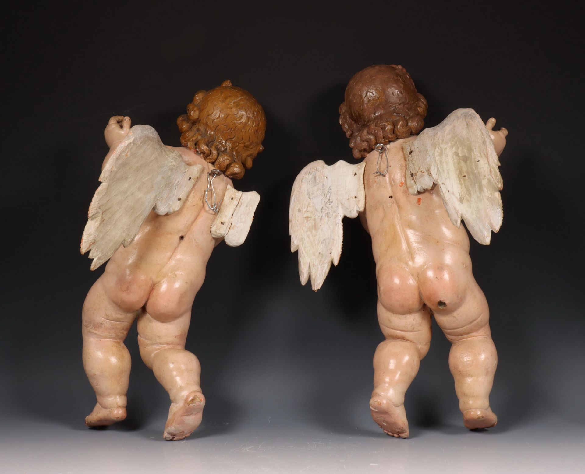 Italië, paar gestoken houten en polychroom geschilderde putto, Barok, 18e eeuw. - Bild 3 aus 3