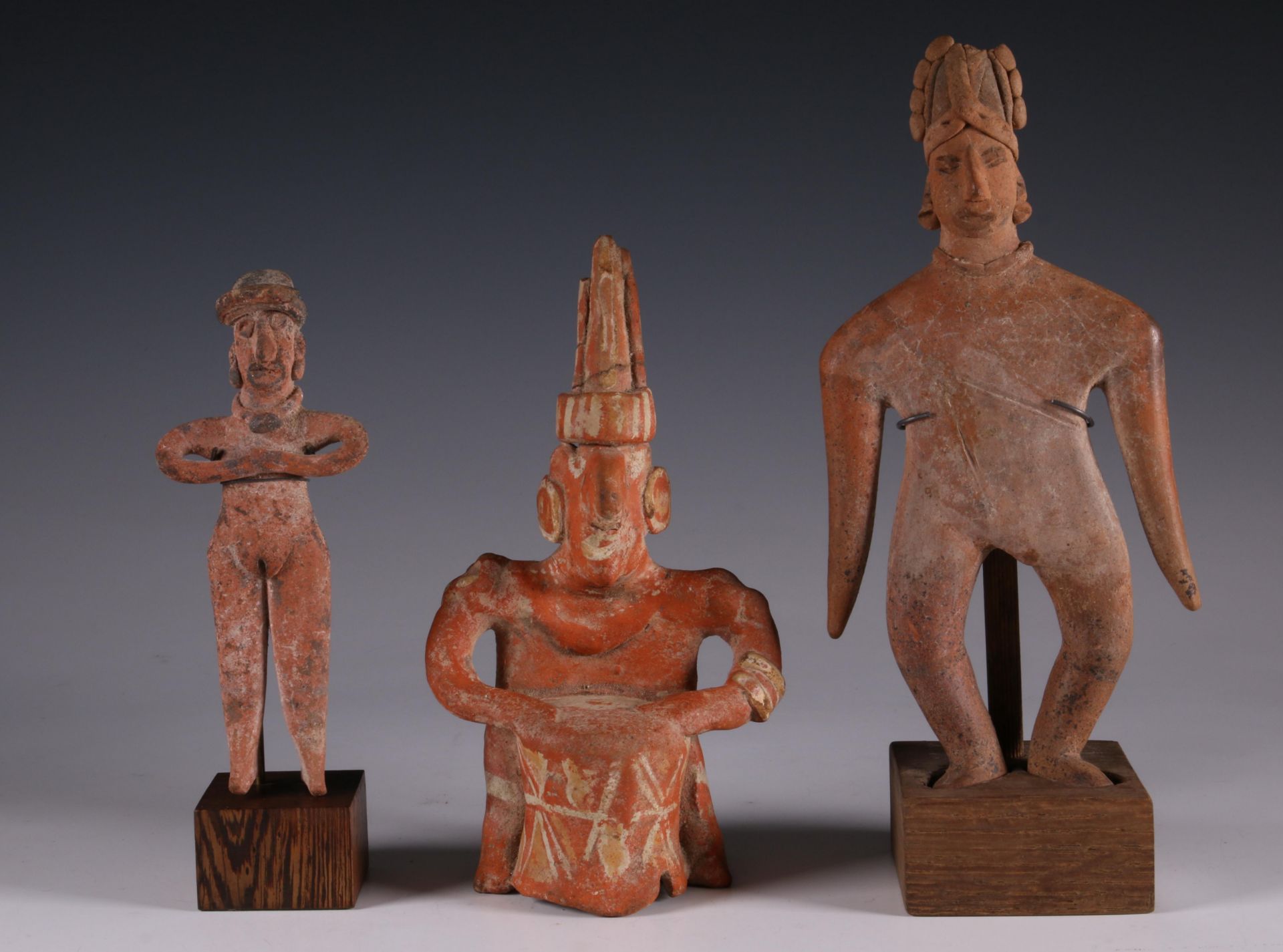 Mexico, Colima, standing slab figure and a smaller slab figure and Mexico, Nayarit, a seated figure, - Bild 8 aus 8