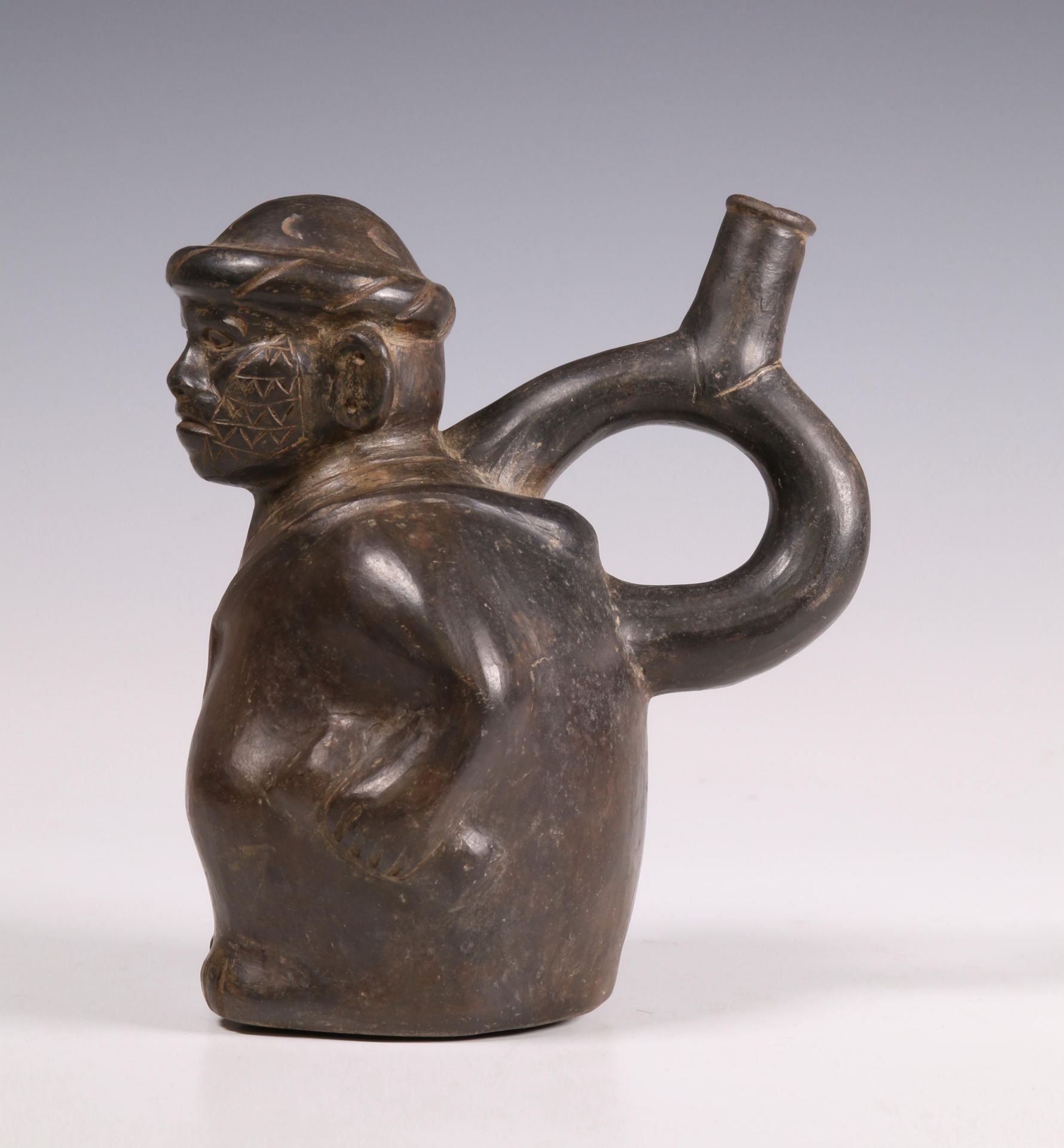 Peru, Moche-Lambayeque, a black terracotta stirrup- pout vessel, ca. 800-1200 AD, - Bild 7 aus 7