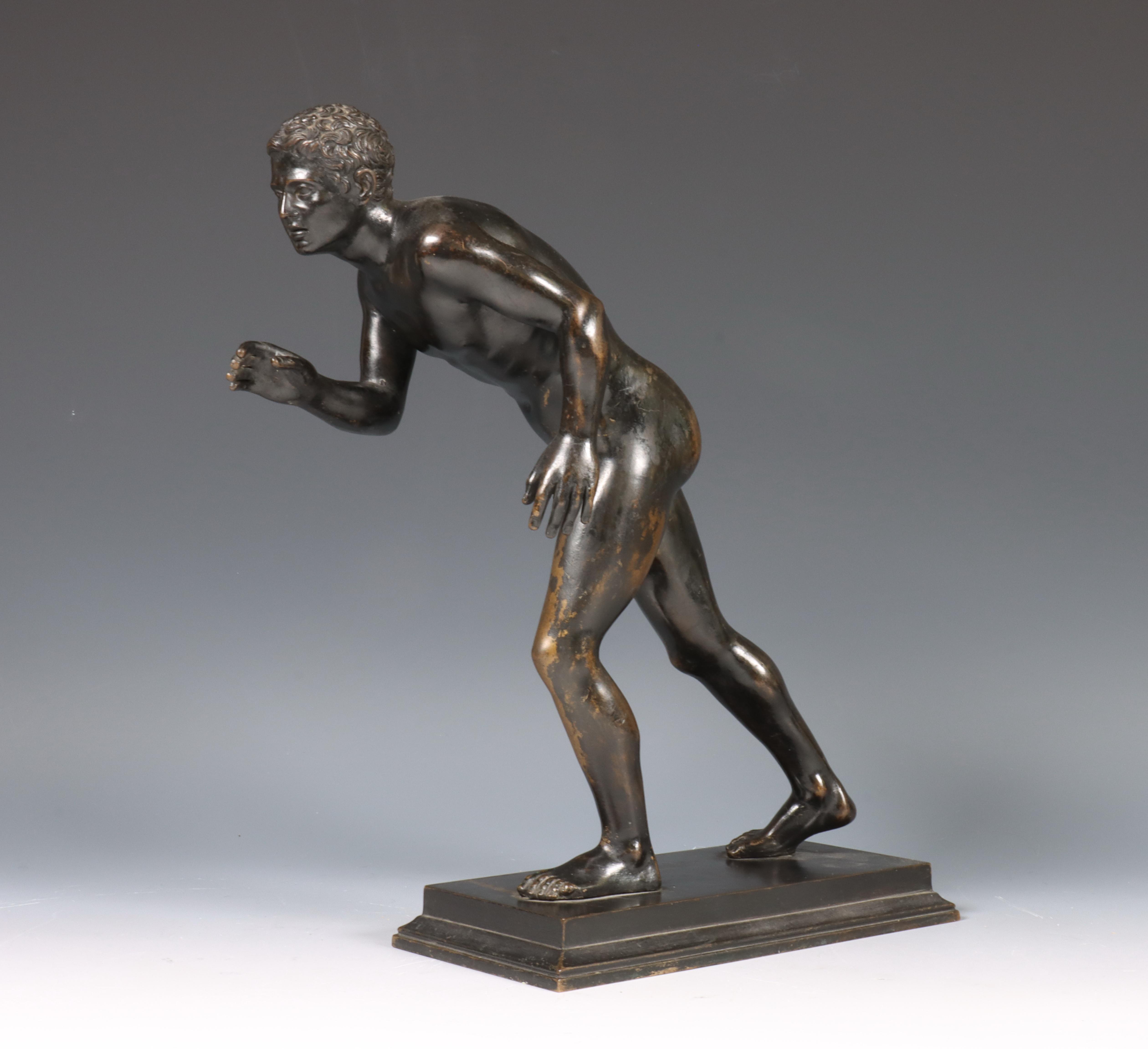 Italië, zwart gepatineerde bronzen Grand Tour sculptuur, 'Griekse atleet, 1907. - Image 4 of 7