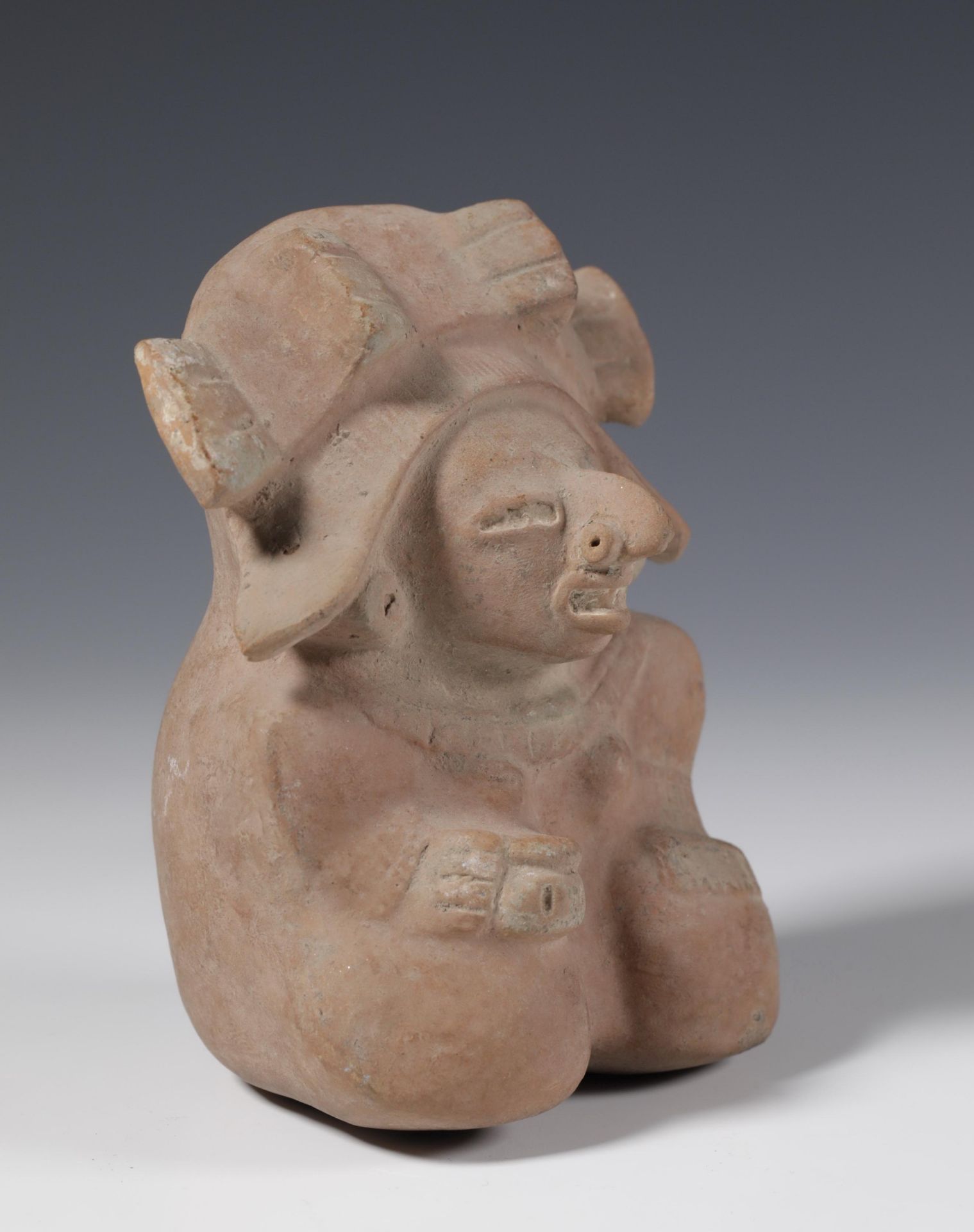 El Salvador, Classic Maya, molded buff brown pottery seated figure holding a bowl in her right hand, - Bild 3 aus 7