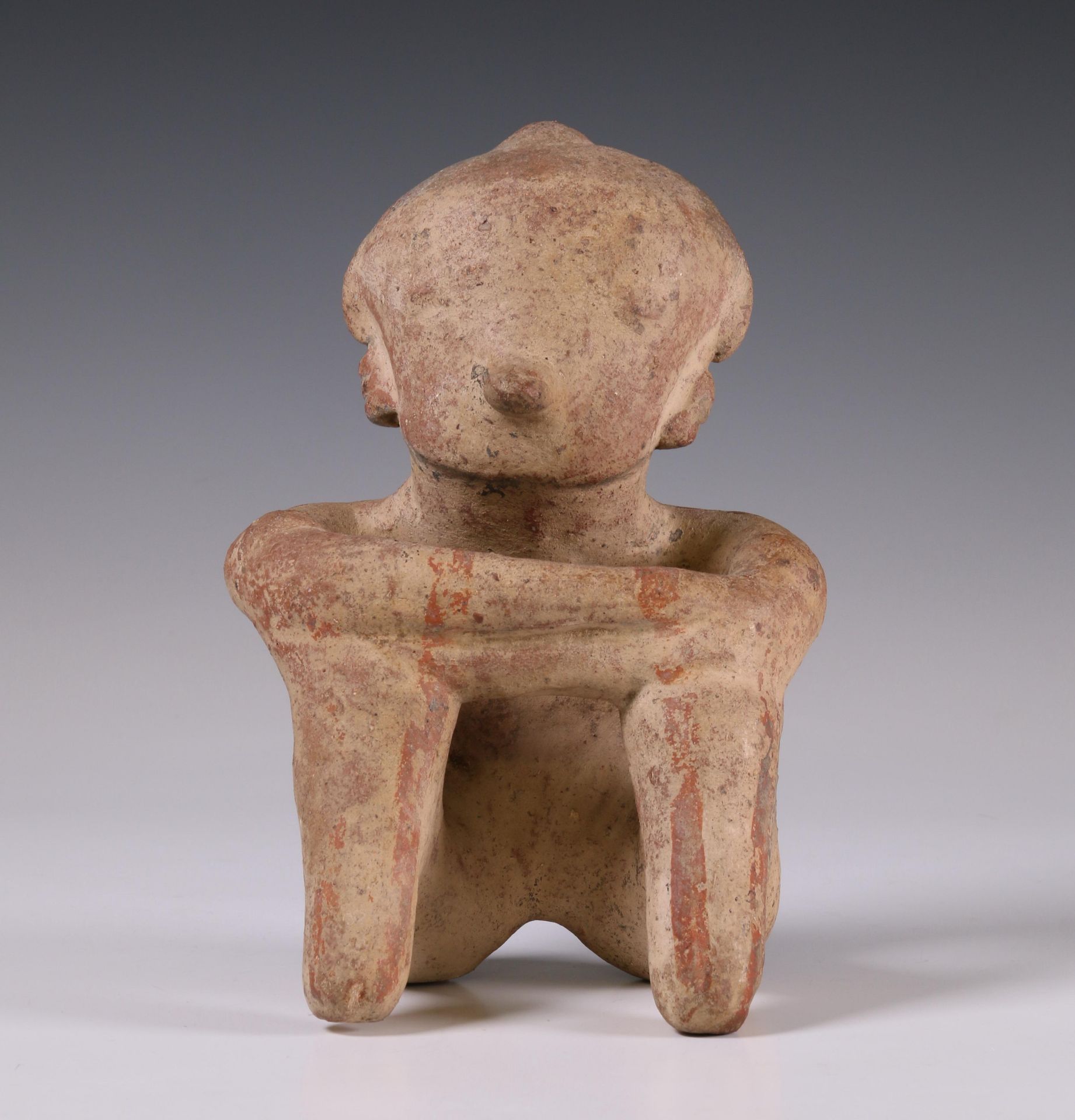 West-Mexico, Nayarit, terracotta seated figure with crossed arms in Chinesco style, 200 BC - 100 AD. - Bild 4 aus 7