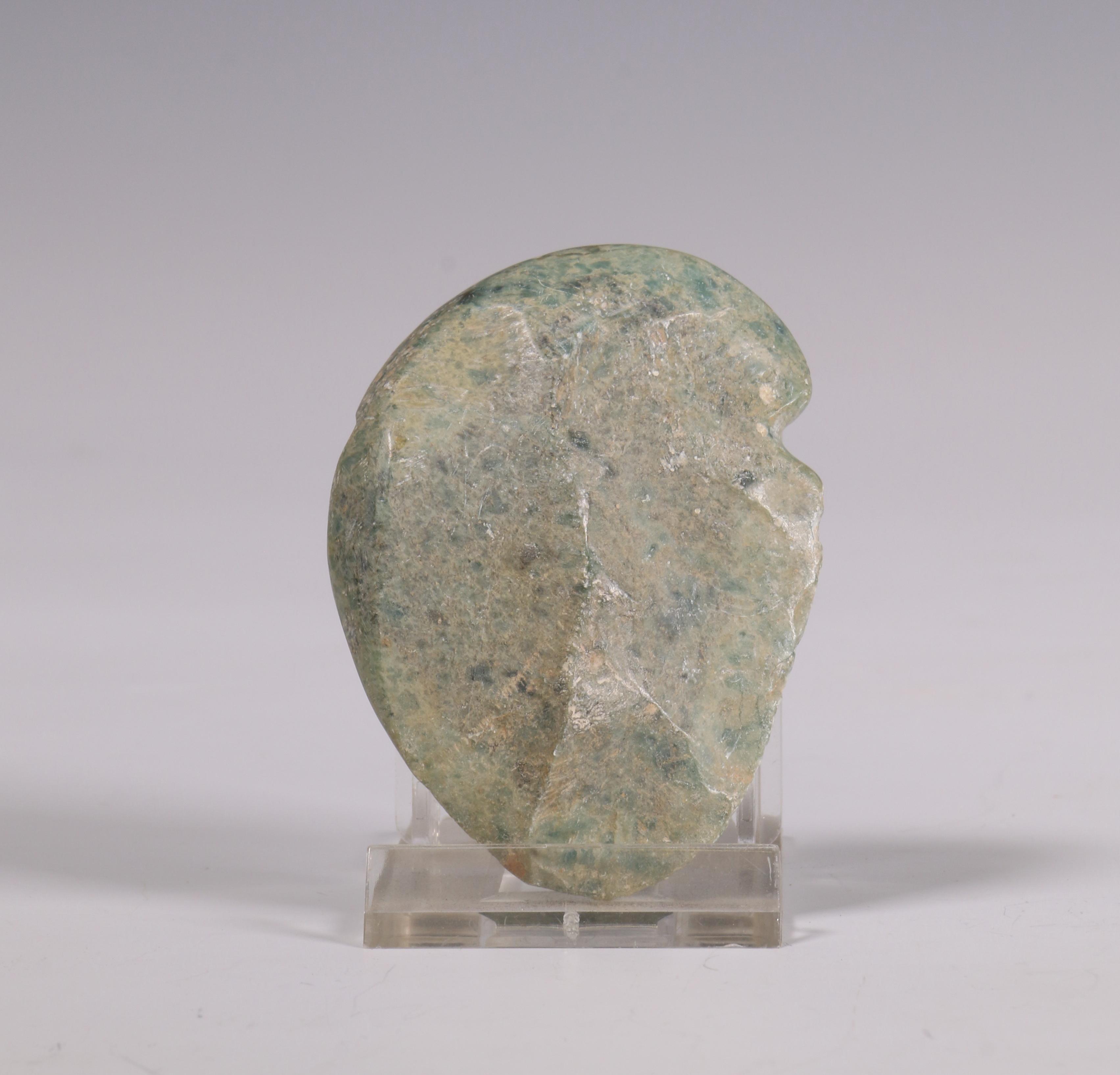 Central Americas - Honduras, a green jadeiet stone amulet, possibly Olmec, 500 BC. - Image 2 of 2