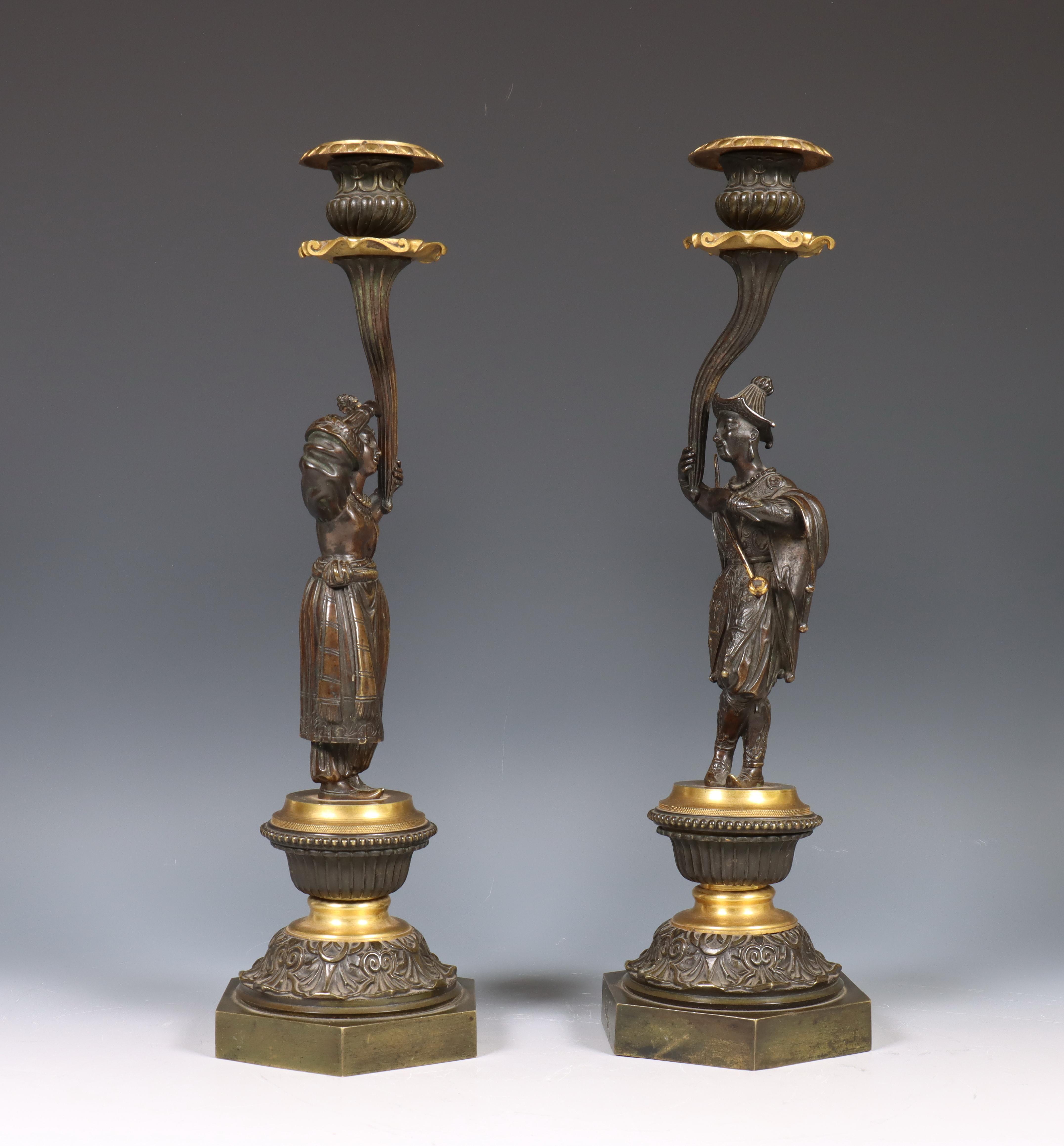 Frankrijk, paar bronzen deels vergulde en gepatineerde éénlichts kandelaars, Chinoisserie, Charles X - Image 4 of 6