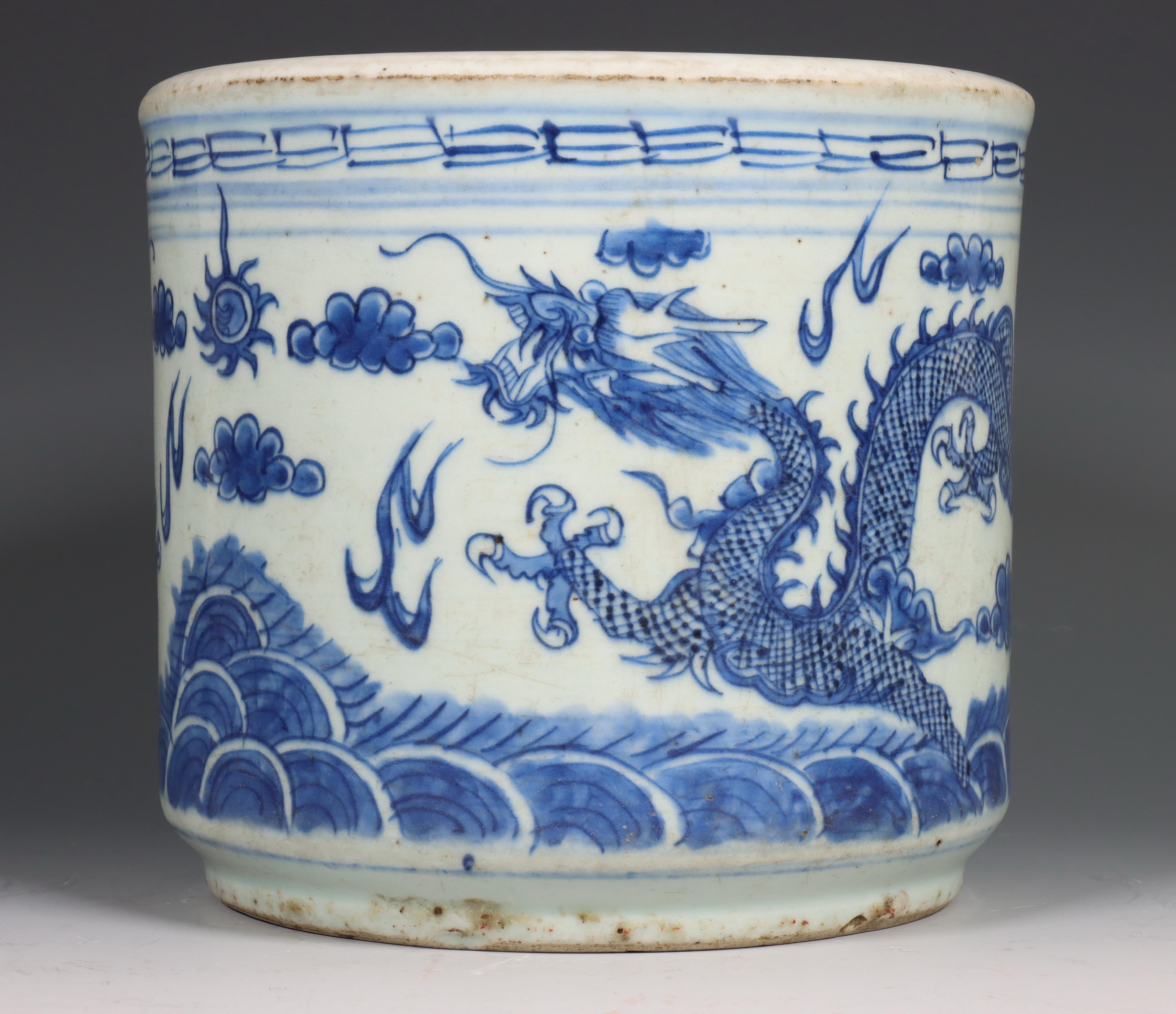 China, blauw-wit porseleinen 'draken' penselenpot, 20e eeuw