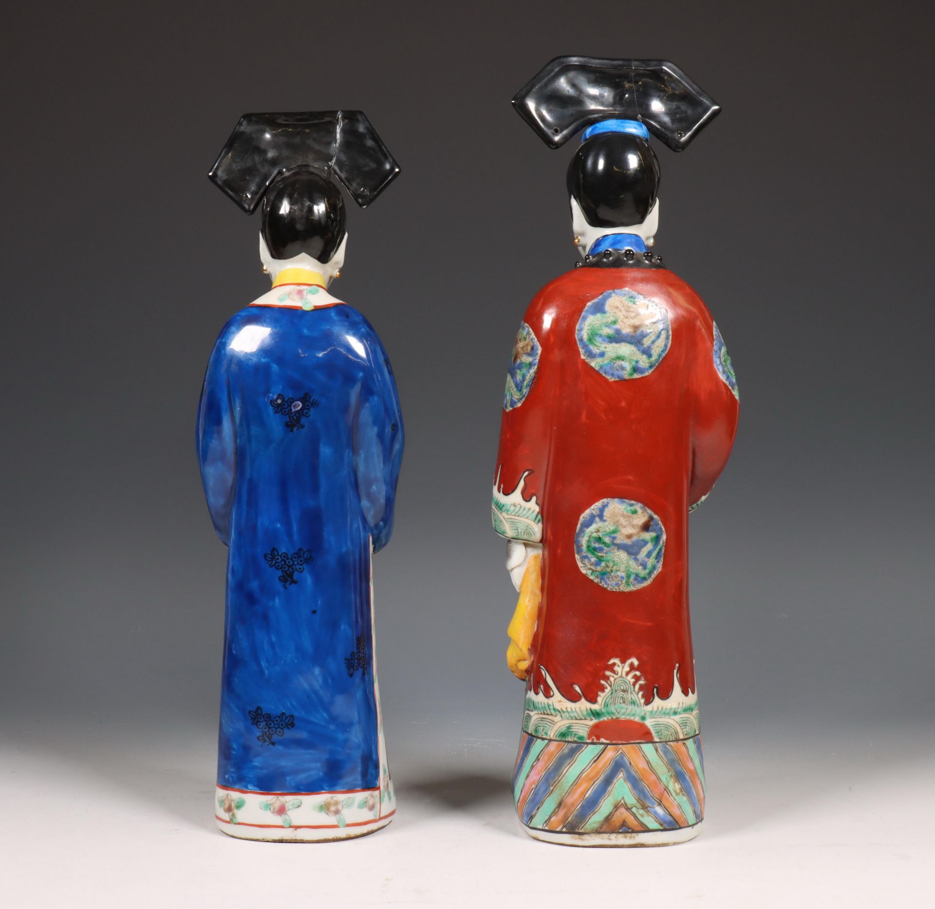 China, twee famille rose porseleinen figuren, modern, - Image 2 of 3