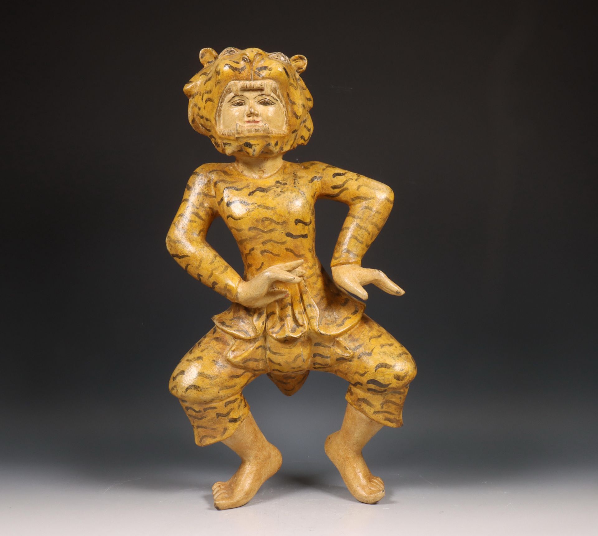 Thailand, beschilderd houten figuur van dansende vrouwfiguur, modern,