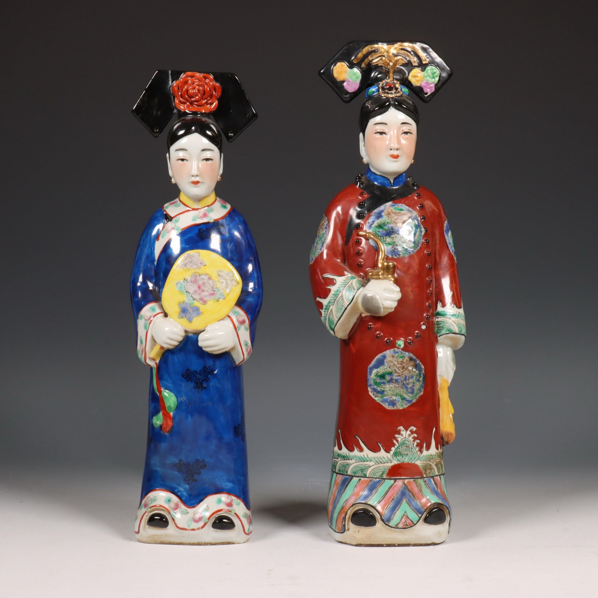 China, twee famille rose porseleinen figuren, modern,