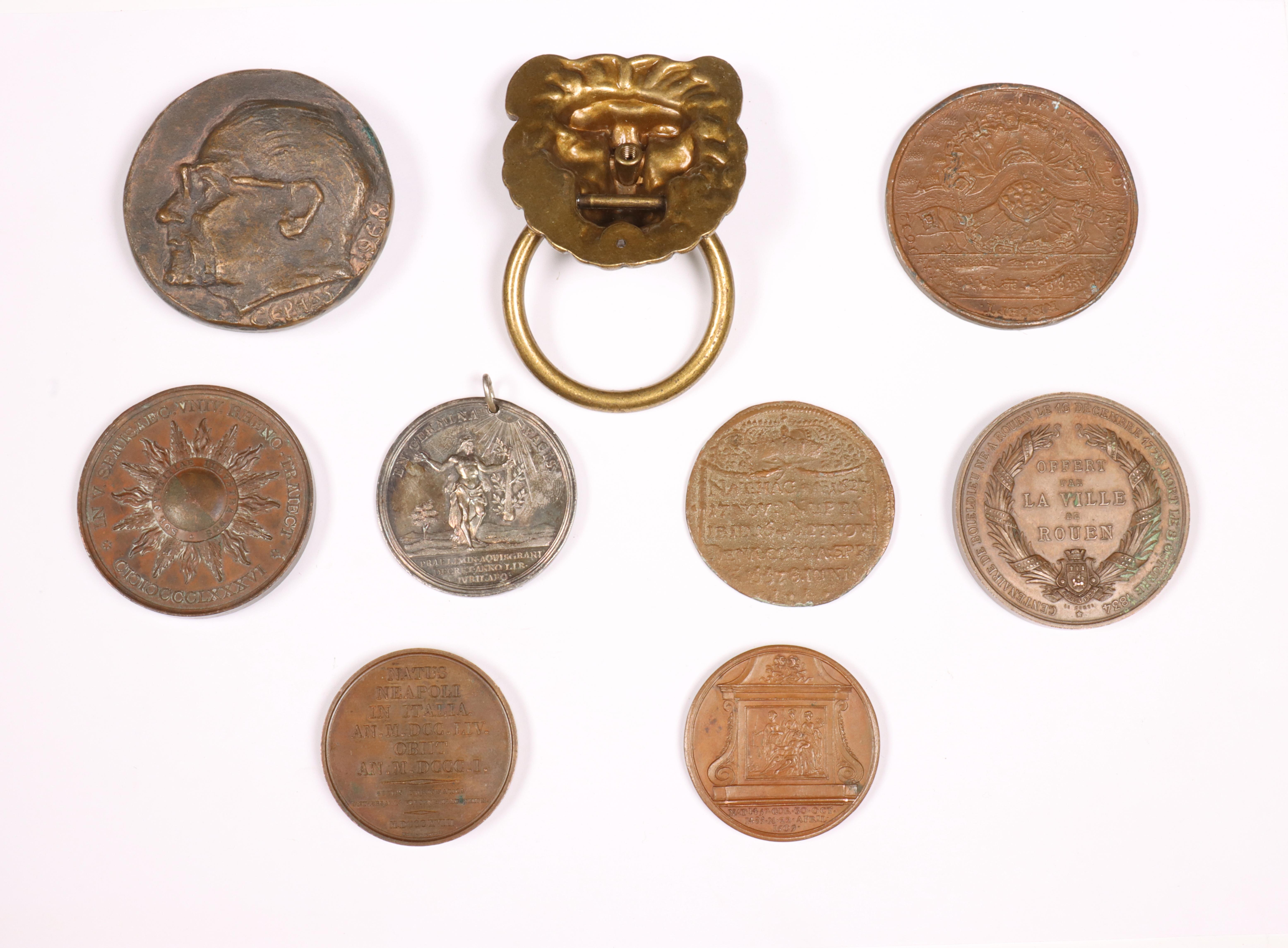 Zeven bronzen penningen en een zilveren medaille, 18e-20e eeuw.