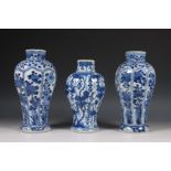 China, paar blauwit porseleinen vazen en vaas, ca. 1800.