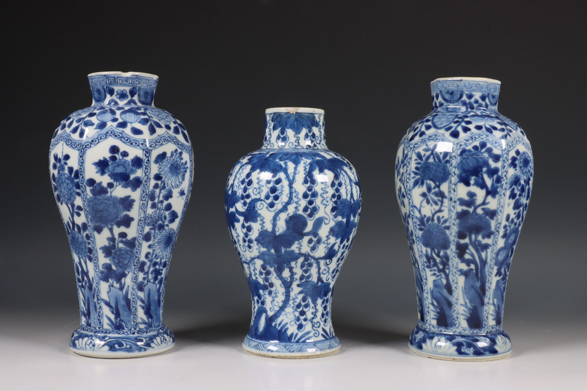 China, paar blauwit porseleinen vazen en vaas, ca. 1800.