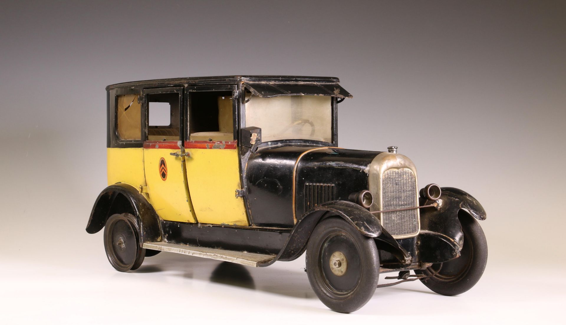 André Citroën, zwart gele sadan taxi, ca. 1920i