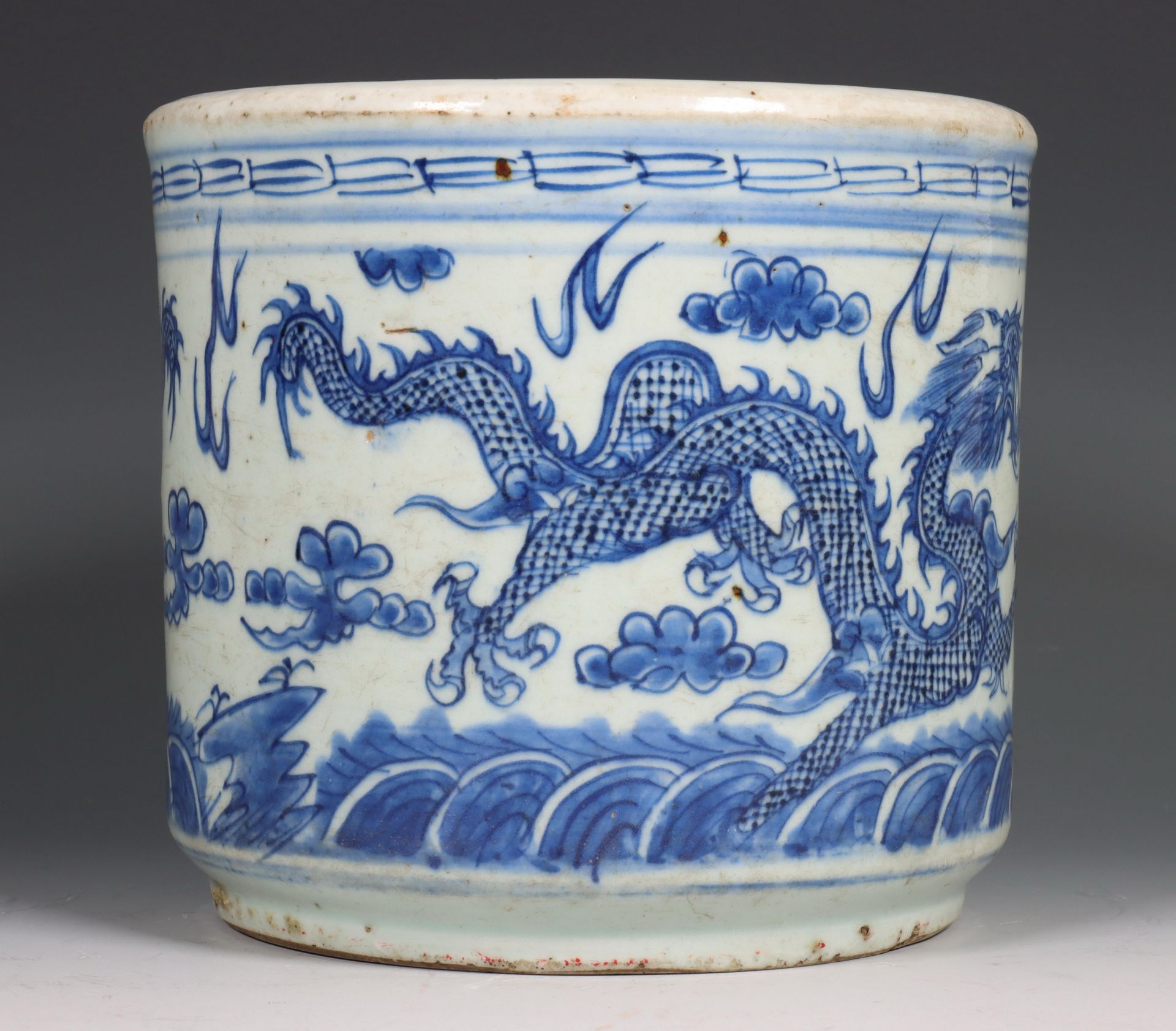 China, blauw-wit porseleinen 'draken' penselenpot, 20e eeuw - Image 3 of 5