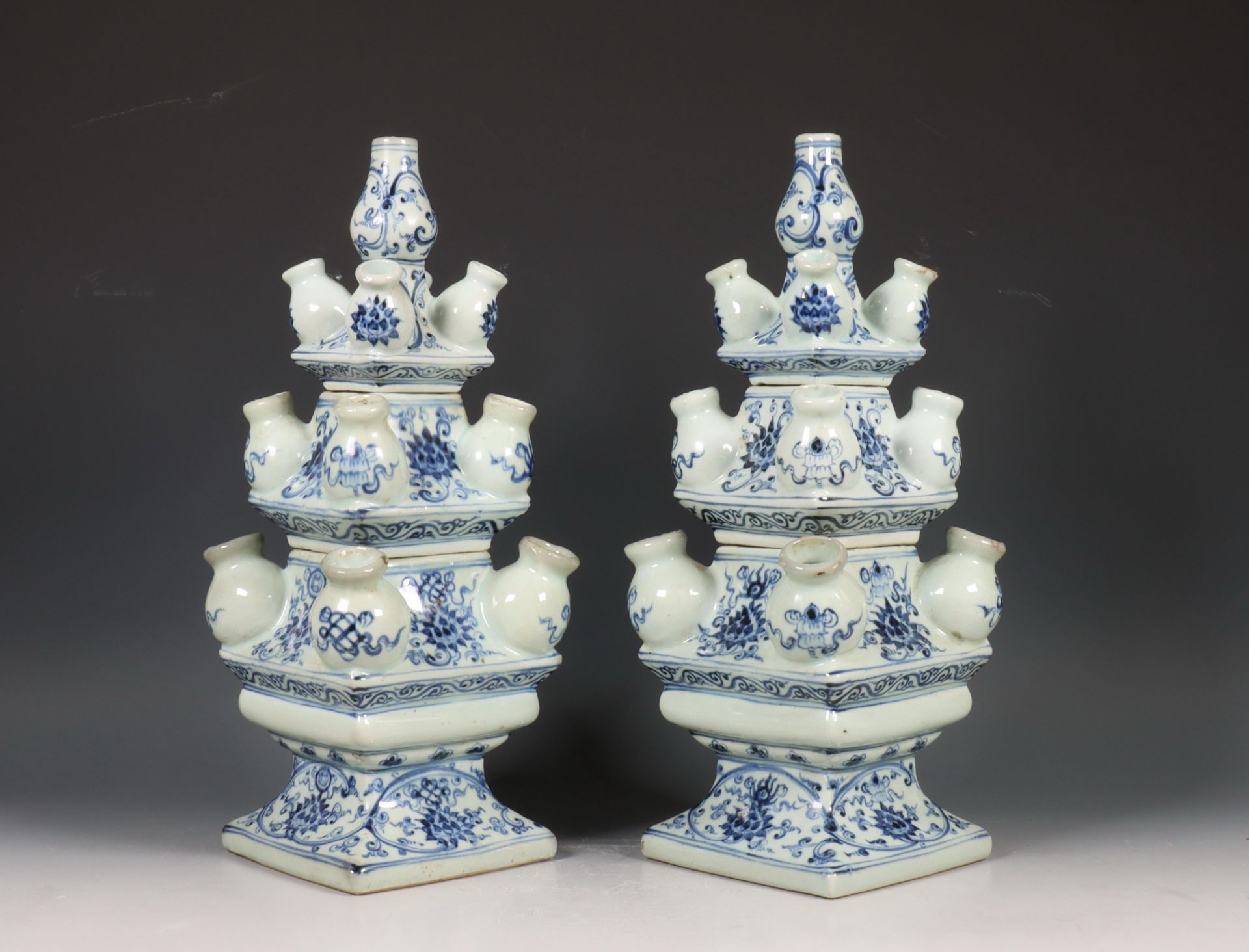 China, paarblauw-wit porseleinen tulpenvazen, 20e eeuw, - Bild 2 aus 4