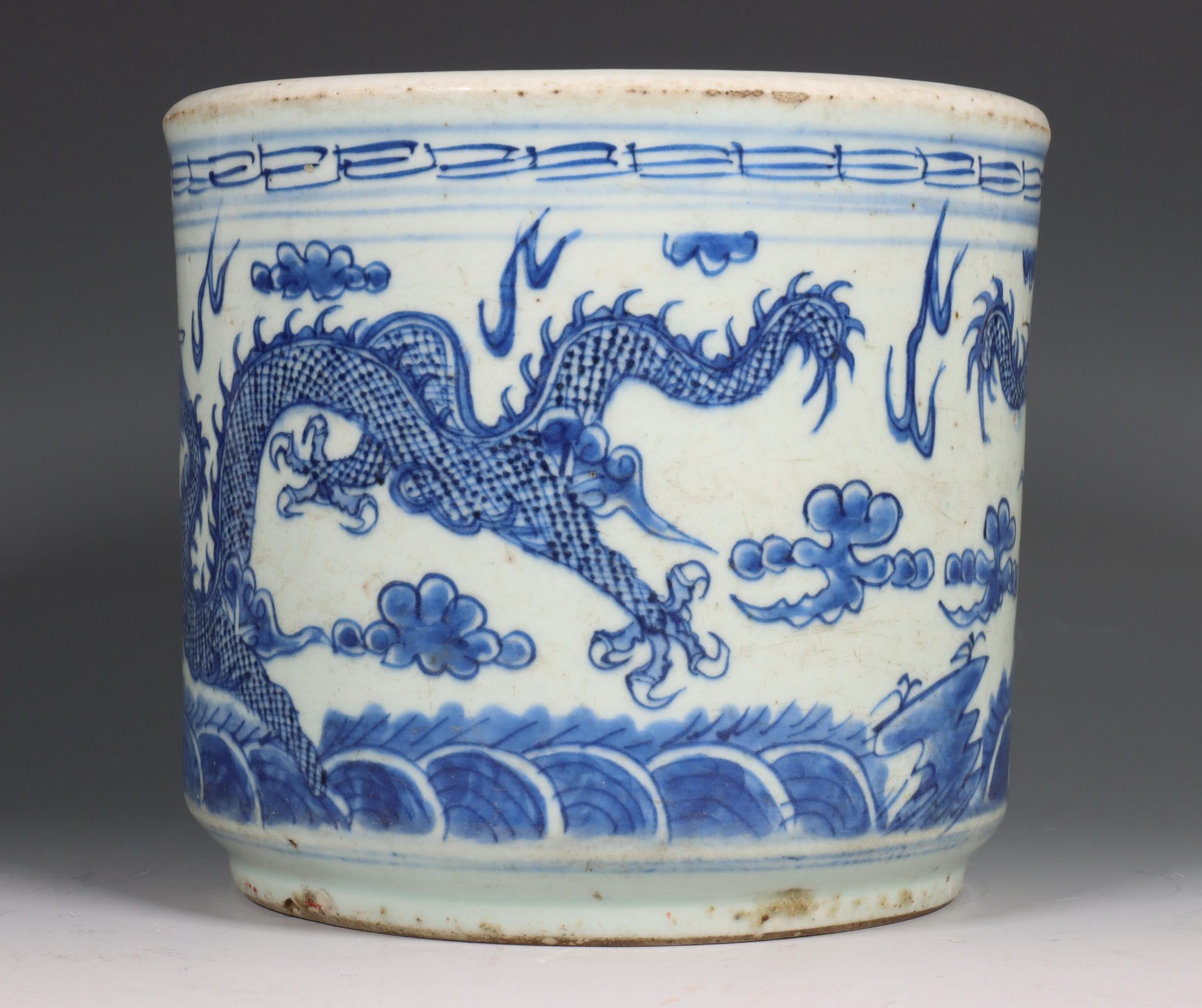 China, blauw-wit porseleinen 'draken' penselenpot, 20e eeuw - Image 2 of 5