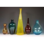 Vijf gekleurd glazen vazen