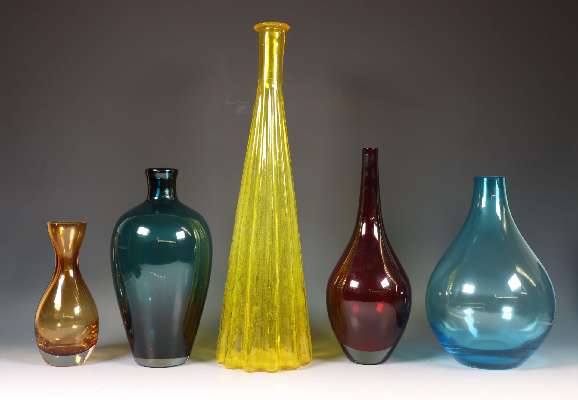 Vijf gekleurd glazen vazen