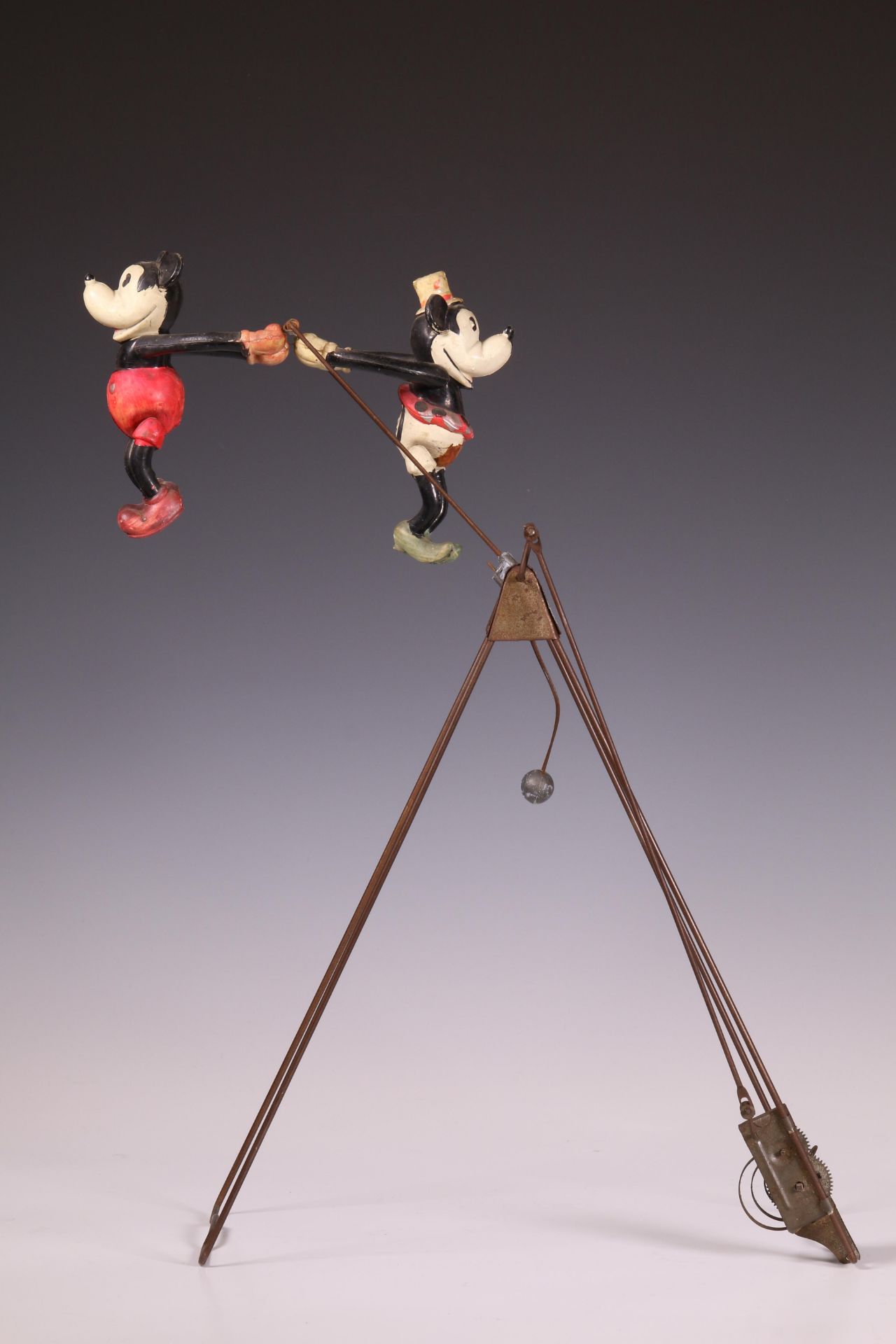 Japan, Mickey en Minnie Mouse in balans, ca. 1930.