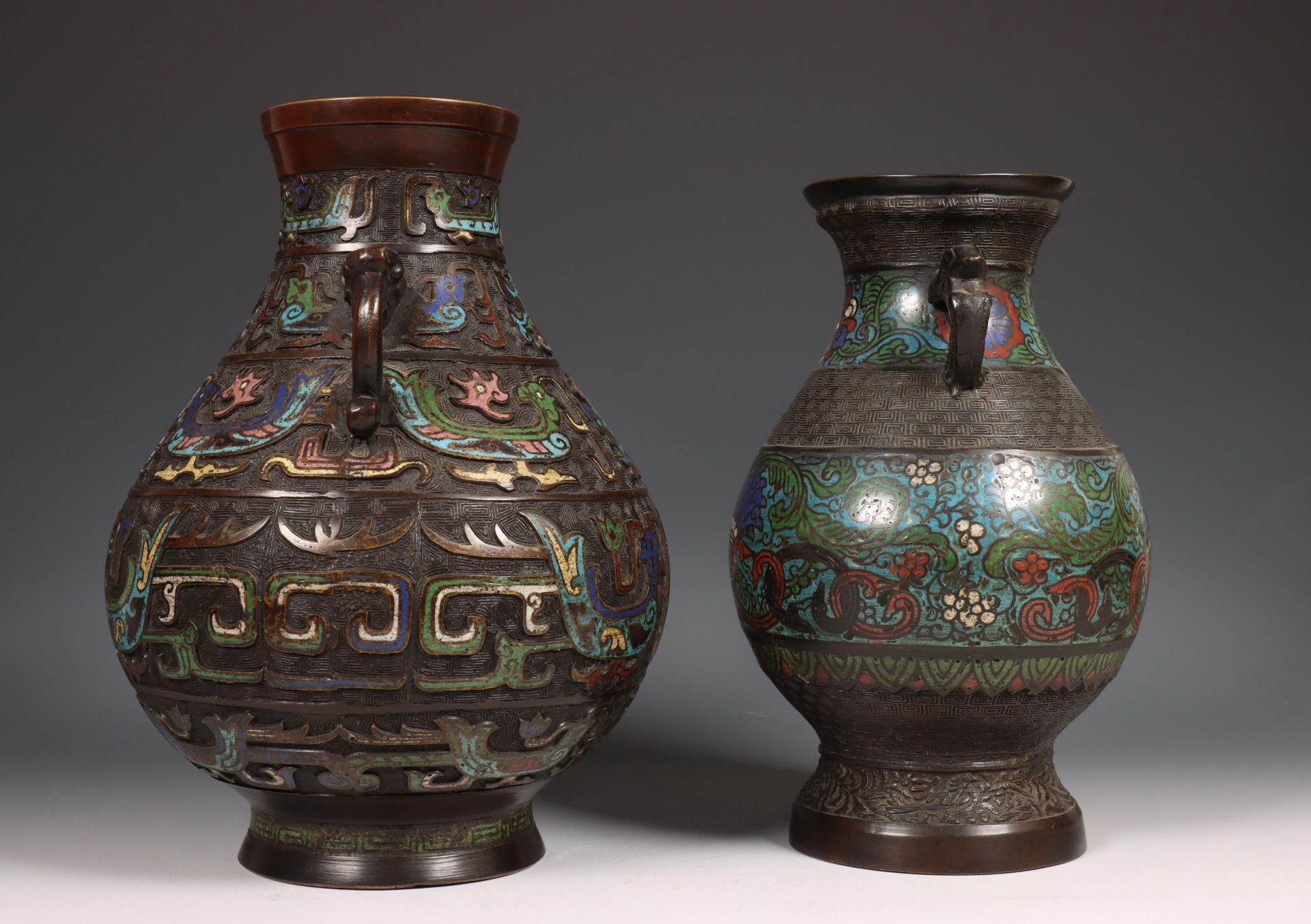 China, twee cloisonne bronzen vazen, ca. 1900, - Bild 4 aus 5