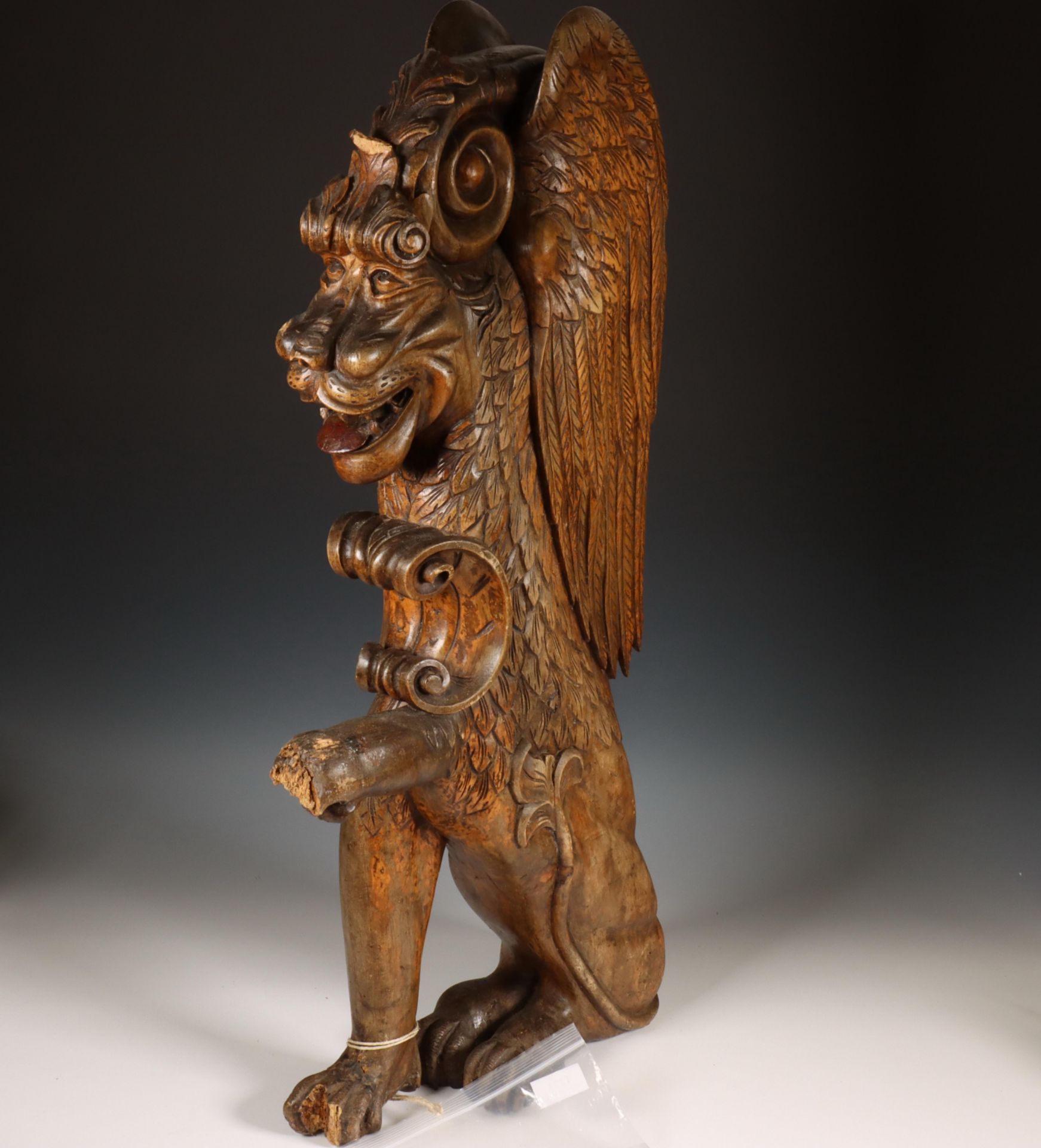 Houten gestoken sculptuur van een gevleugelde leeuw, laat 19e eeuw. - Bild 2 aus 2