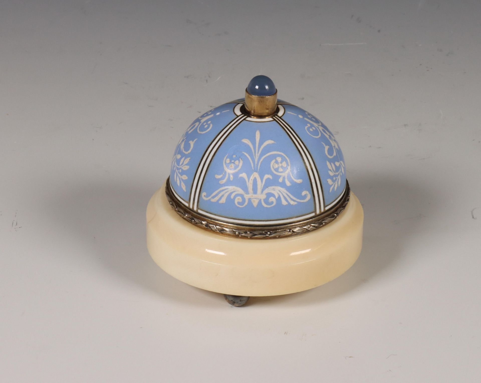 Frankrijk, jasperware en zilveren tafelbel met chalcedoon knop, ca. 1910. - Bild 2 aus 2