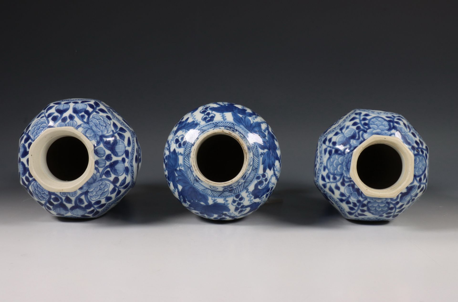 China, paar blauwit porseleinen vazen en vaas, ca. 1800. - Bild 6 aus 6
