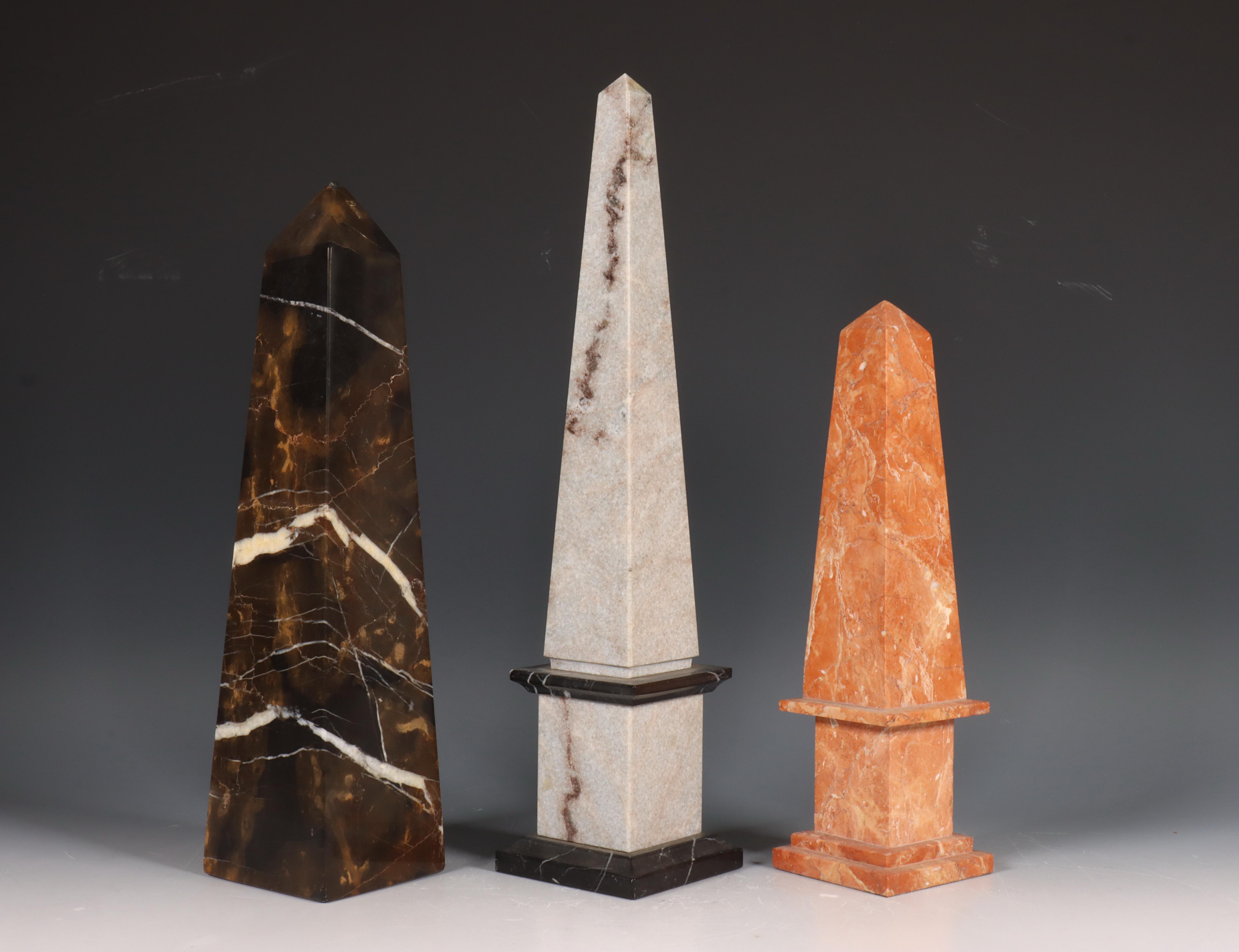 Drie marmeren obelisken.