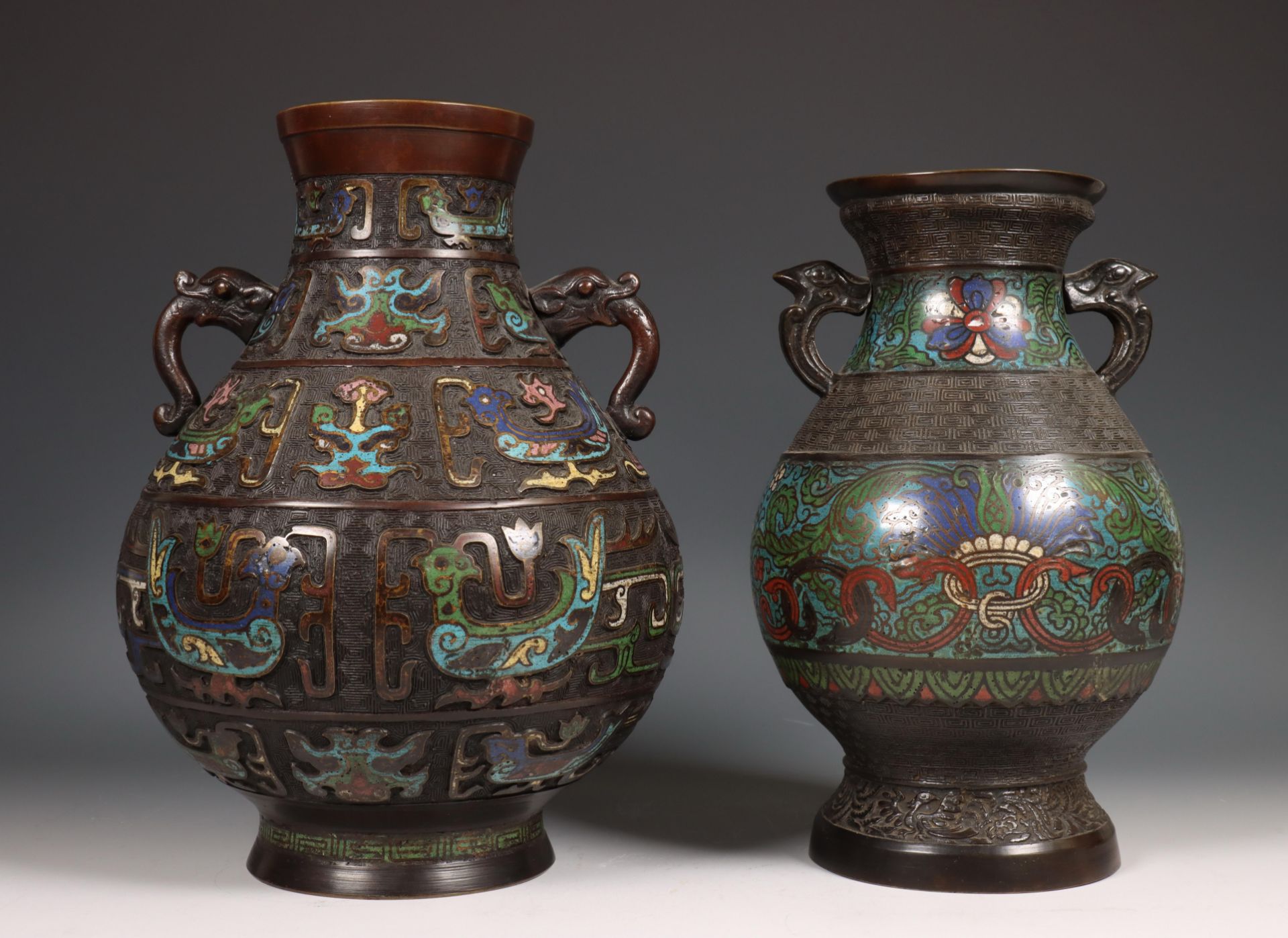 China, twee cloisonne bronzen vazen, ca. 1900, - Bild 3 aus 5