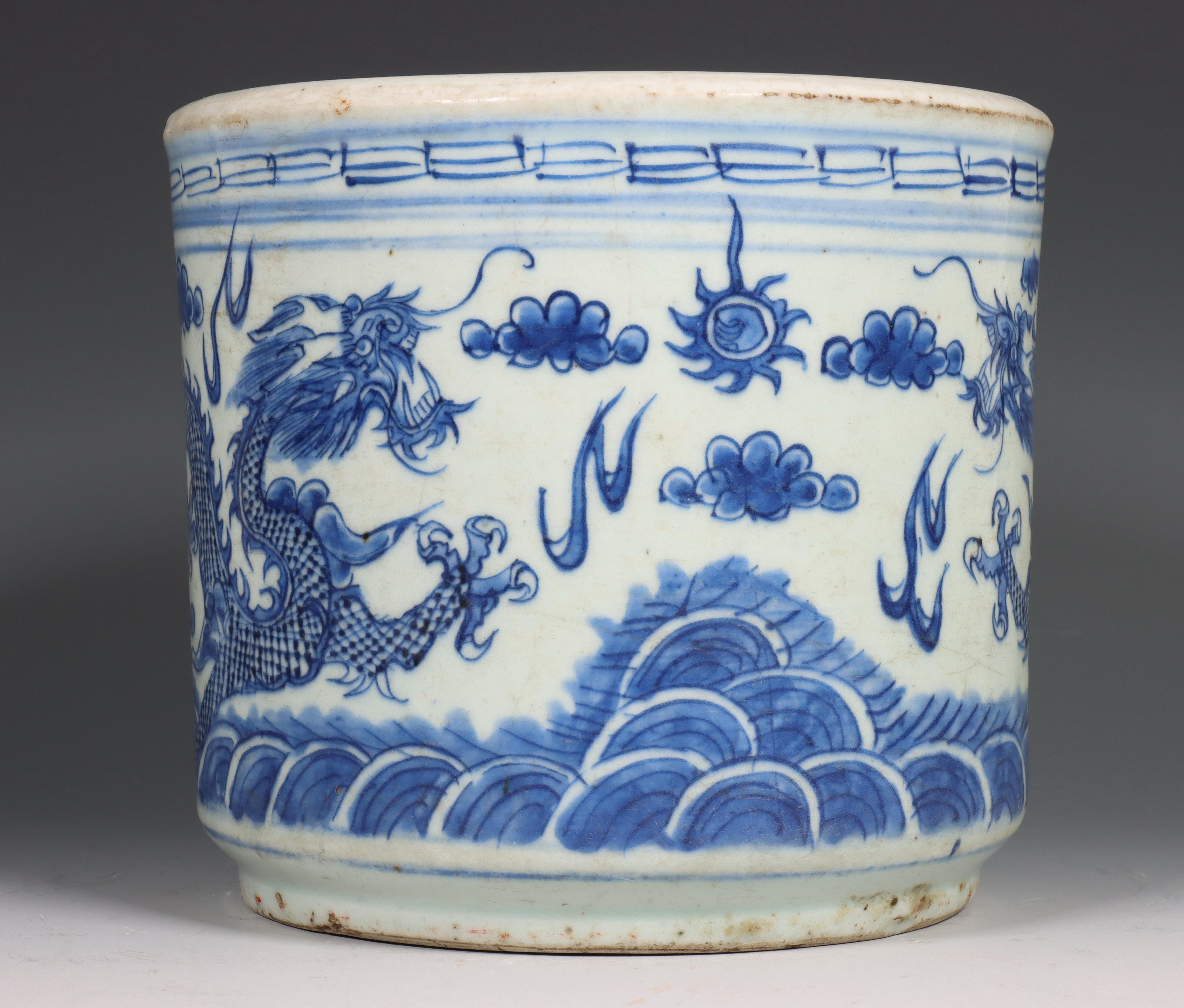 China, blauw-wit porseleinen 'draken' penselenpot, 20e eeuw - Image 4 of 5