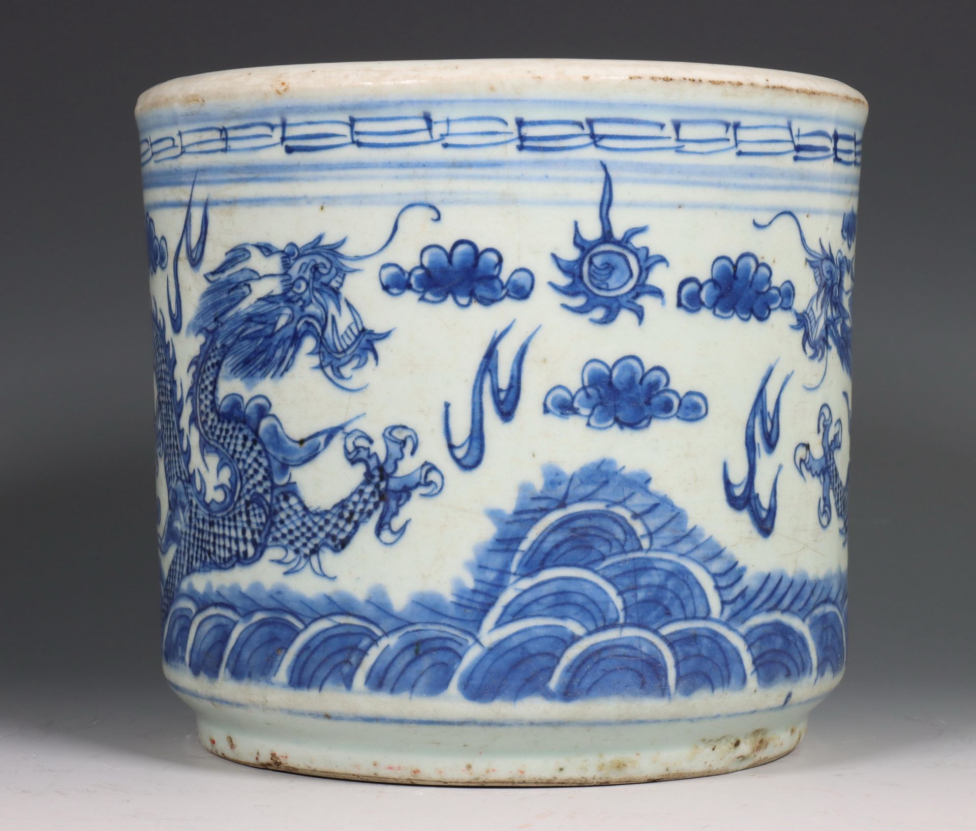 China, blauw-wit porseleinen 'draken' penselenpot, 20e eeuw - Bild 4 aus 5