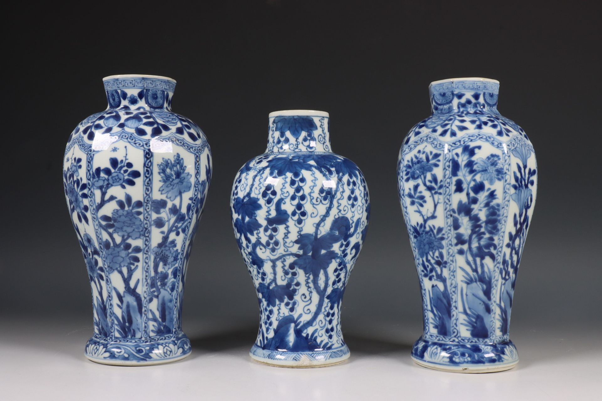 China, paar blauwit porseleinen vazen en vaas, ca. 1800. - Bild 4 aus 6