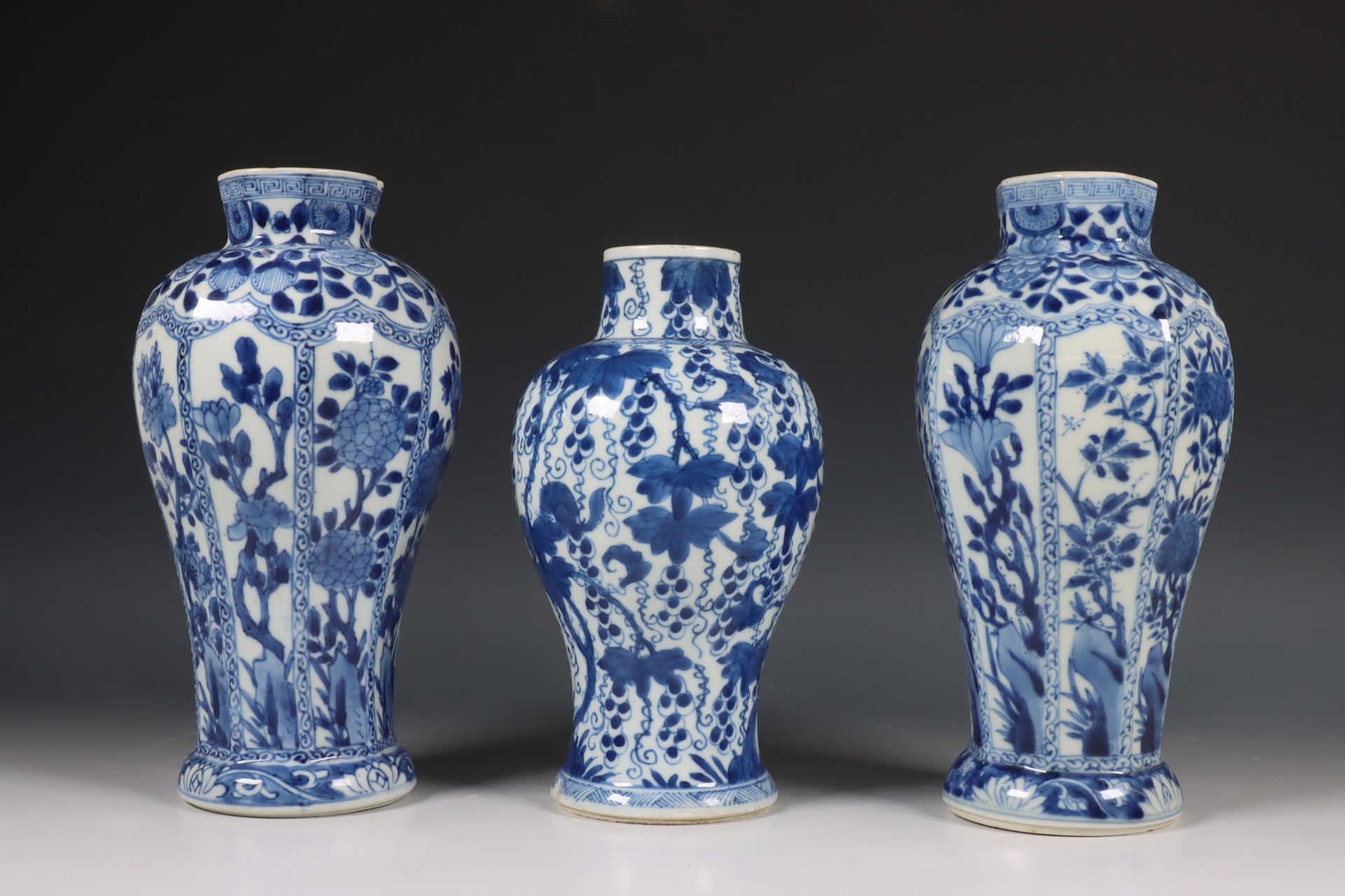 China, paar blauwit porseleinen vazen en vaas, ca. 1800. - Bild 5 aus 6