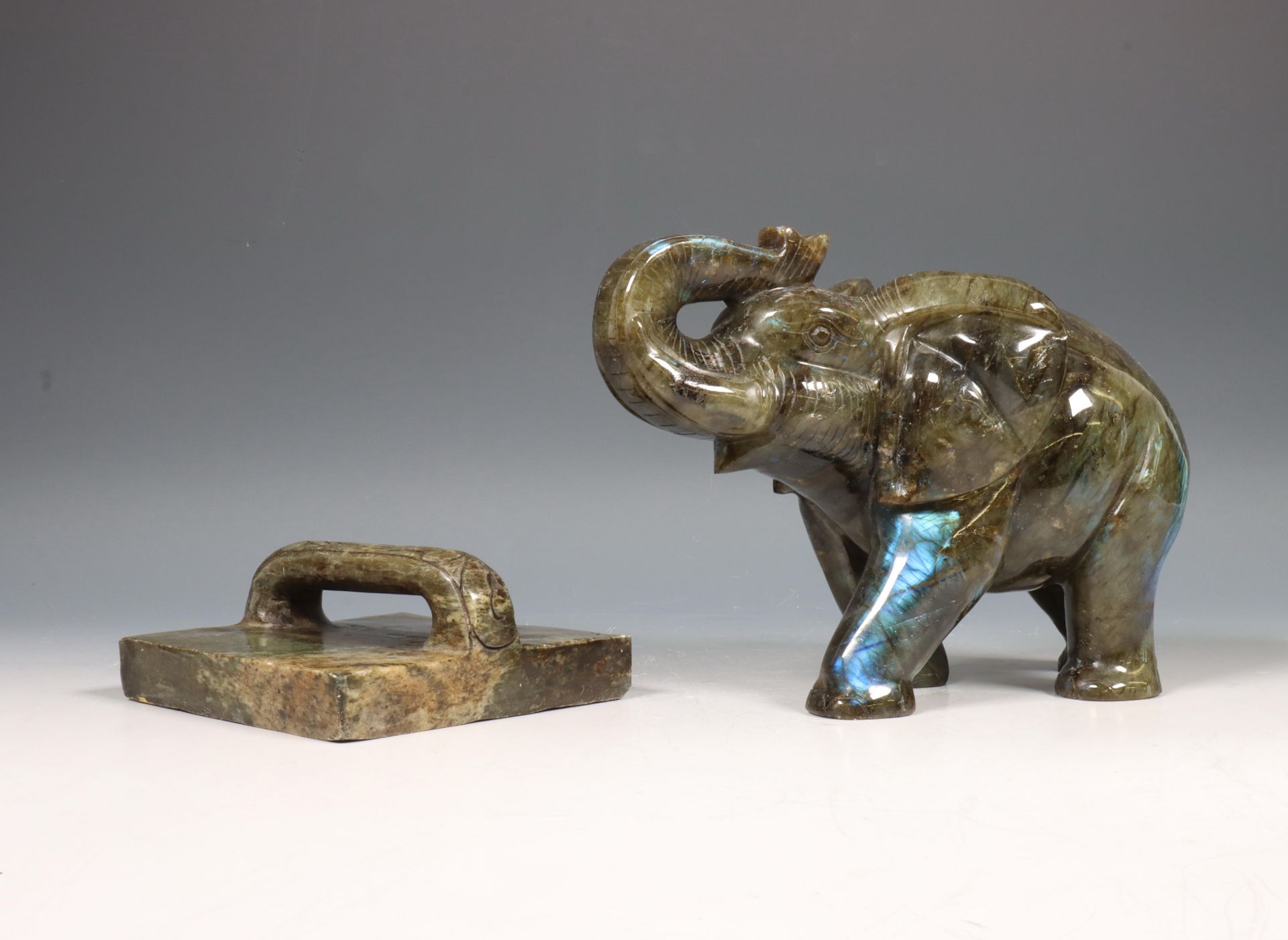 Hardstenen figuur van een olifant, modern,